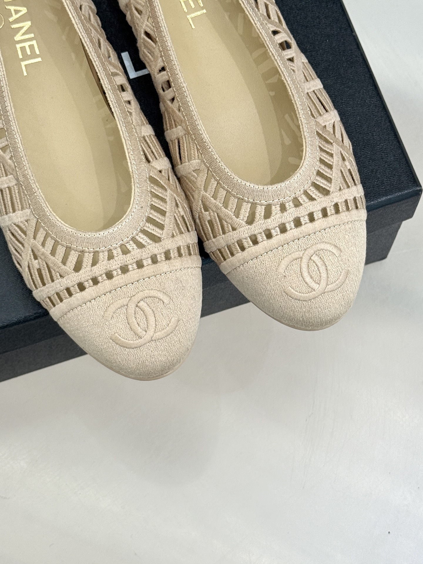 CHANE*｜小香26C镂空编织双C芭蕾舞鞋当高定针织工艺邂逅芭蕾鞋的经典廓形这双芭蕾舞鞋 为法式优雅注