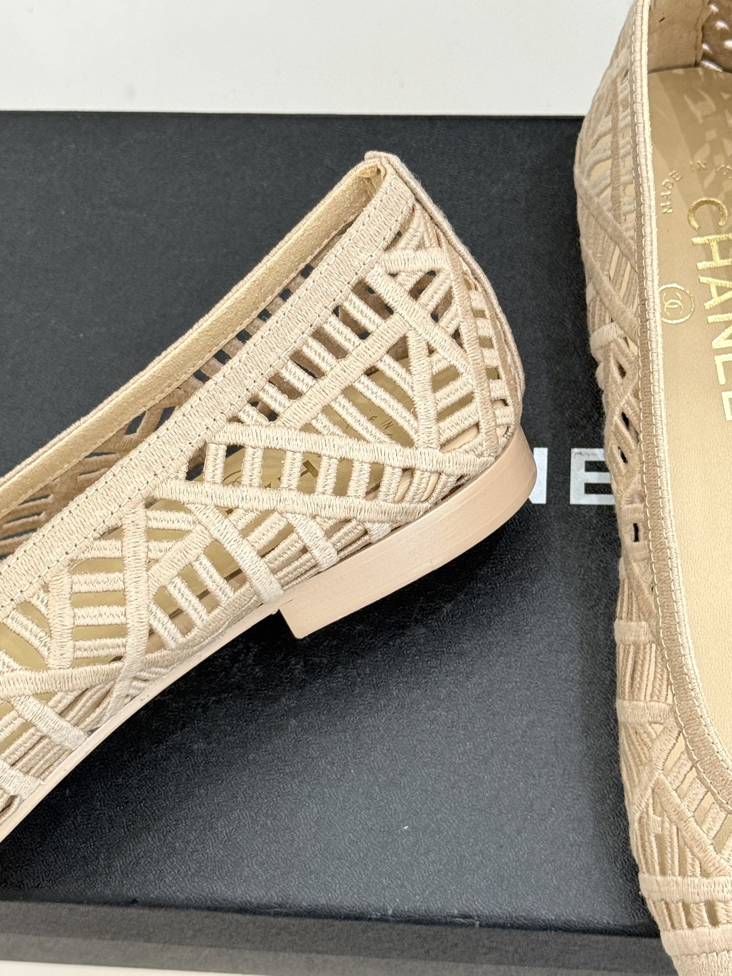 CHANE*｜小香26C镂空编织双C芭蕾舞鞋当高定针织工艺邂逅芭蕾鞋的经典廓形这双芭蕾舞鞋 为法式优雅注