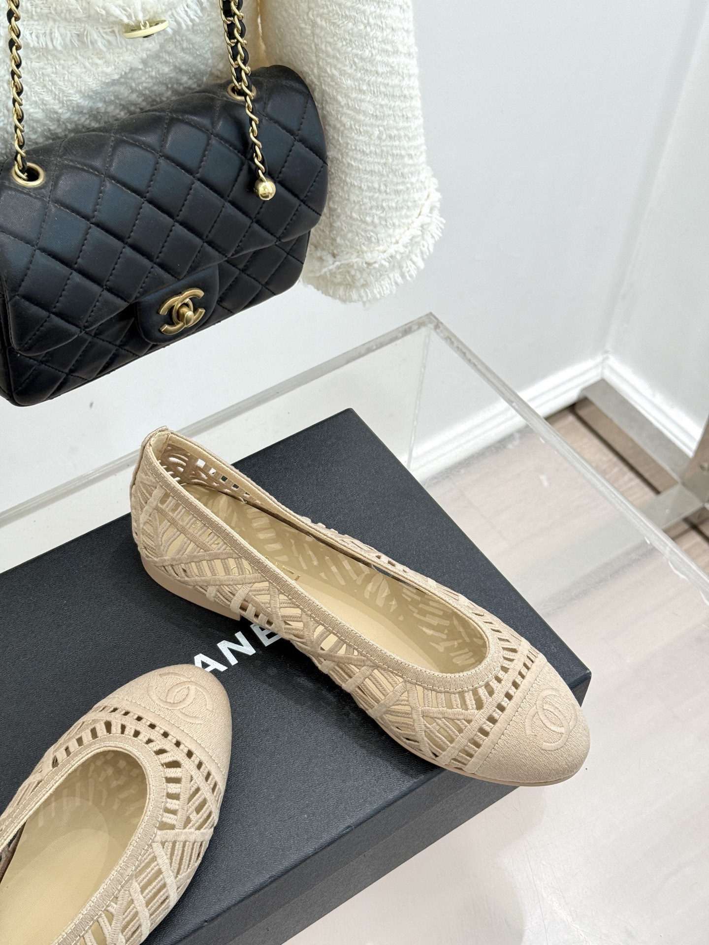 CHANE*｜小香26C镂空编织双C芭蕾舞鞋当高定针织工艺邂逅芭蕾鞋的经典廓形这双芭蕾舞鞋 为法式优雅注