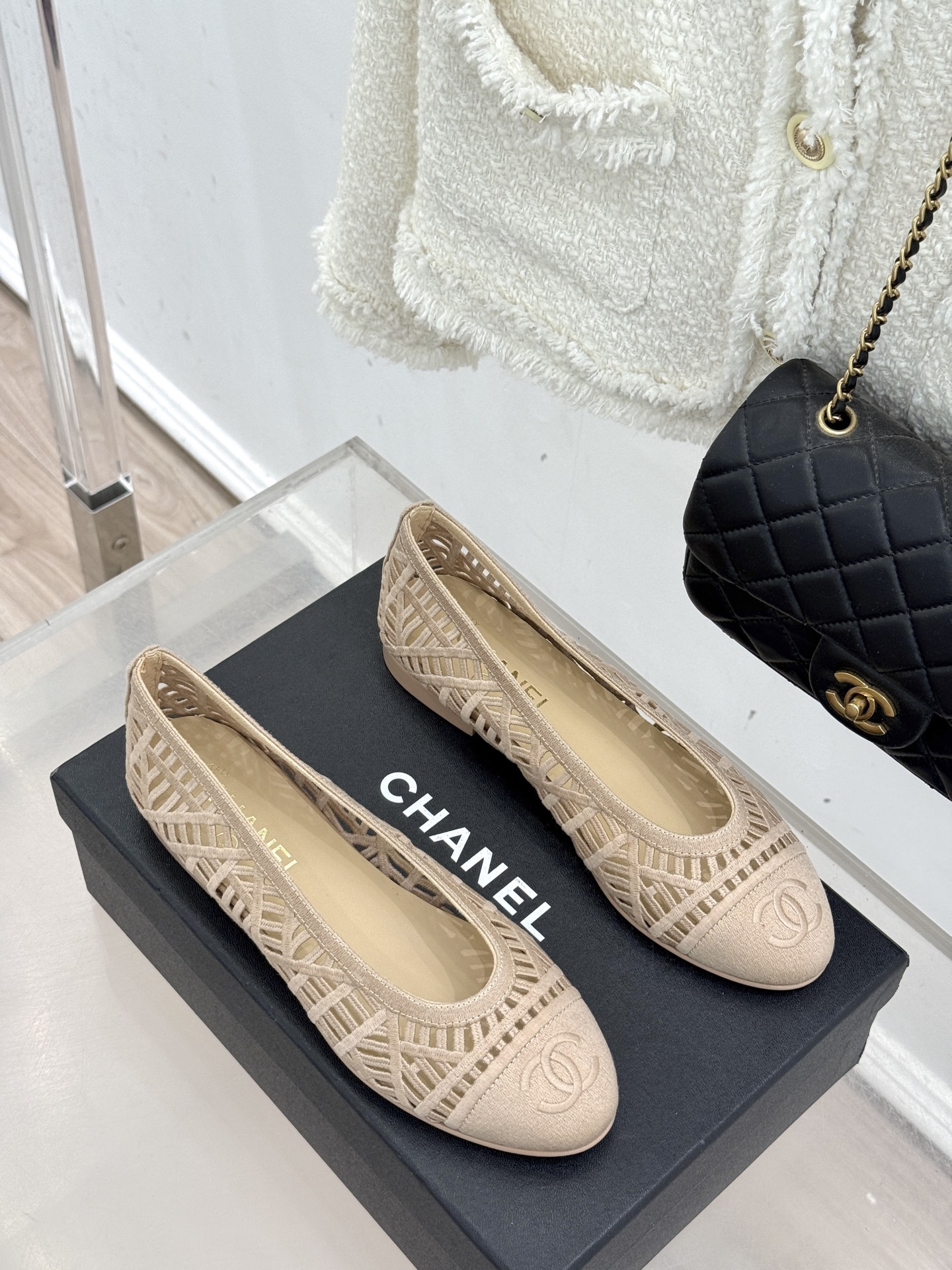 CHANE*｜小香26C镂空编织双C芭蕾舞鞋当高定针织工艺邂逅芭蕾鞋的经典廓形这双芭蕾舞鞋 为法式优雅注