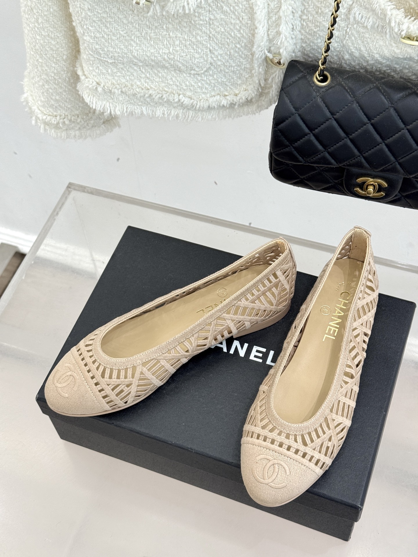 CHANE*｜小香26C镂空编织双C芭蕾舞鞋当高定针织工艺邂逅芭蕾鞋的经典廓形这双芭蕾舞鞋 为法式优雅注