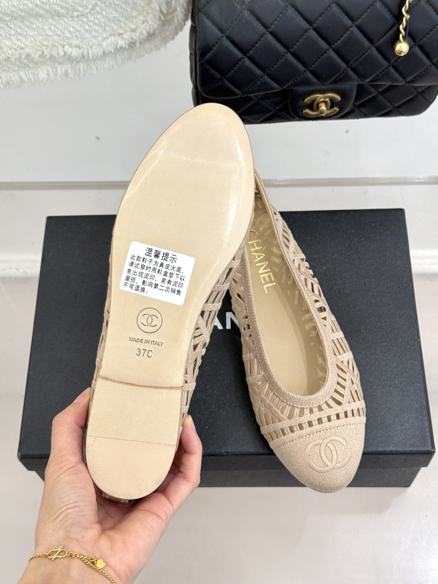 CHANE*｜小香26C镂空编织双C芭蕾舞鞋当高定针织工艺邂逅芭蕾鞋的经典廓形这双芭蕾舞鞋 为法式优雅注