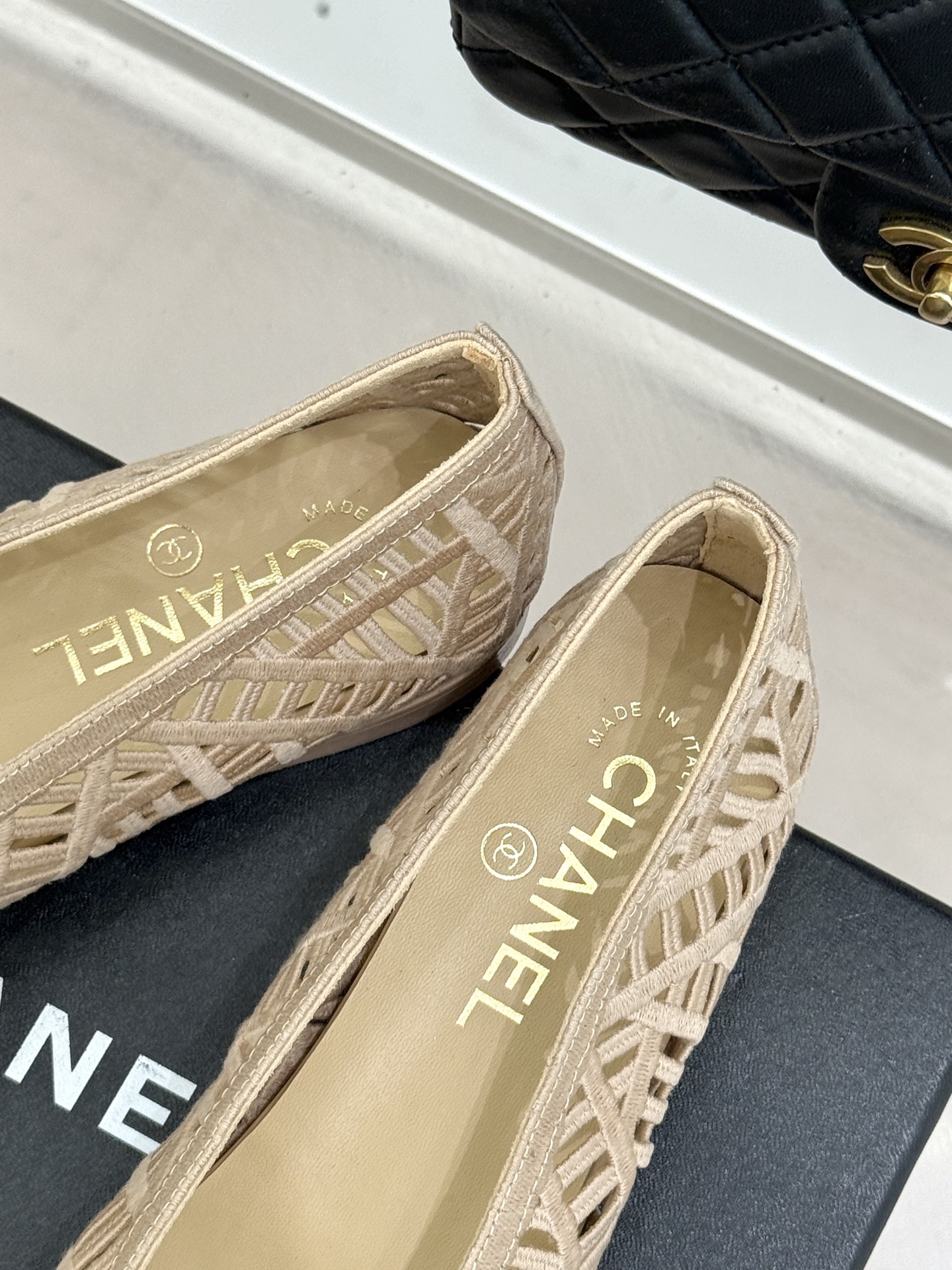 CHANE*｜小香26C镂空编织双C芭蕾舞鞋当高定针织工艺邂逅芭蕾鞋的经典廓形这双芭蕾舞鞋 为法式优雅注