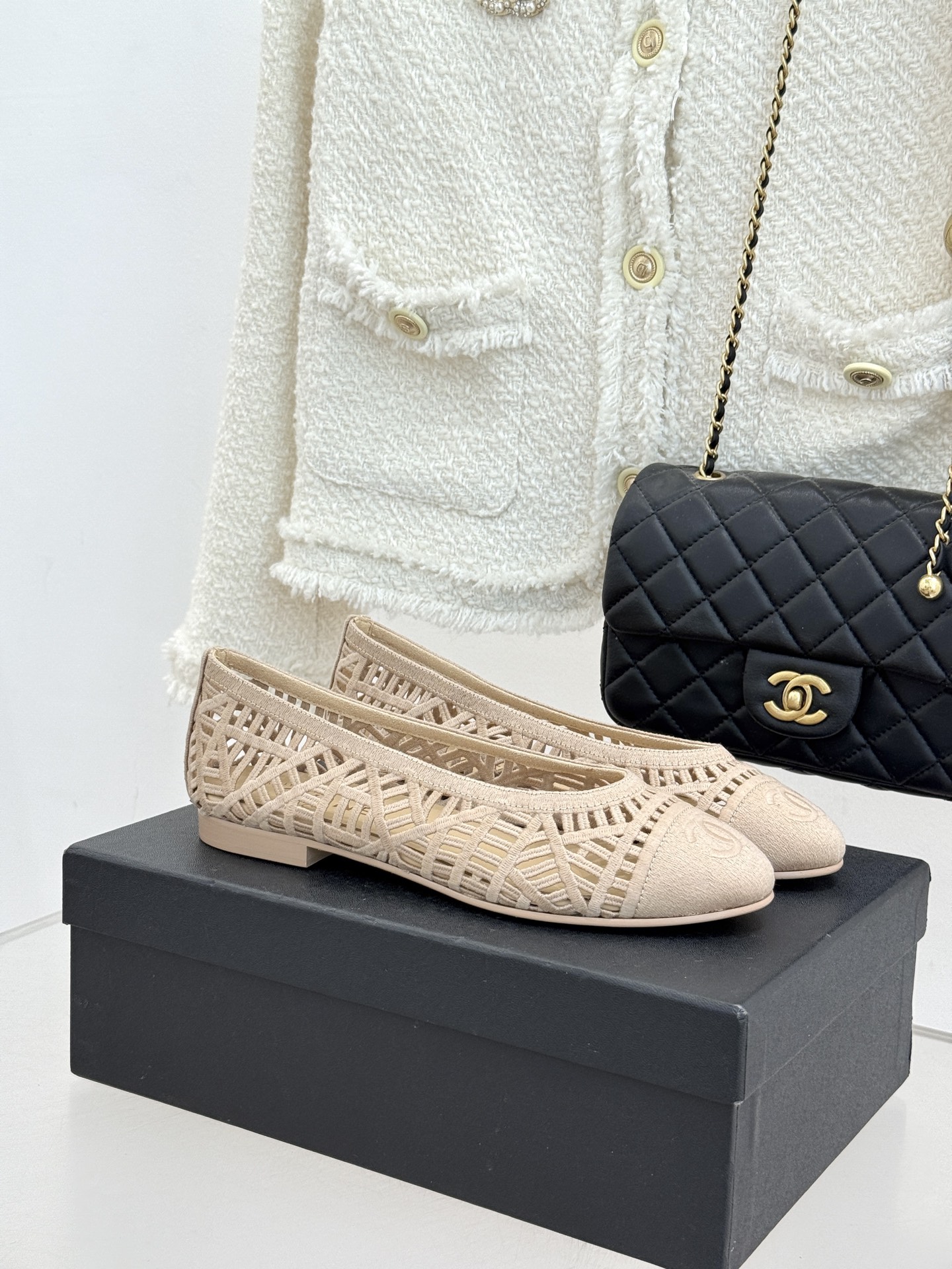 CHANE*｜小香26C镂空编织双C芭蕾舞鞋当高定针织工艺邂逅芭蕾鞋的经典廓形这双芭蕾舞鞋 为法式优雅注