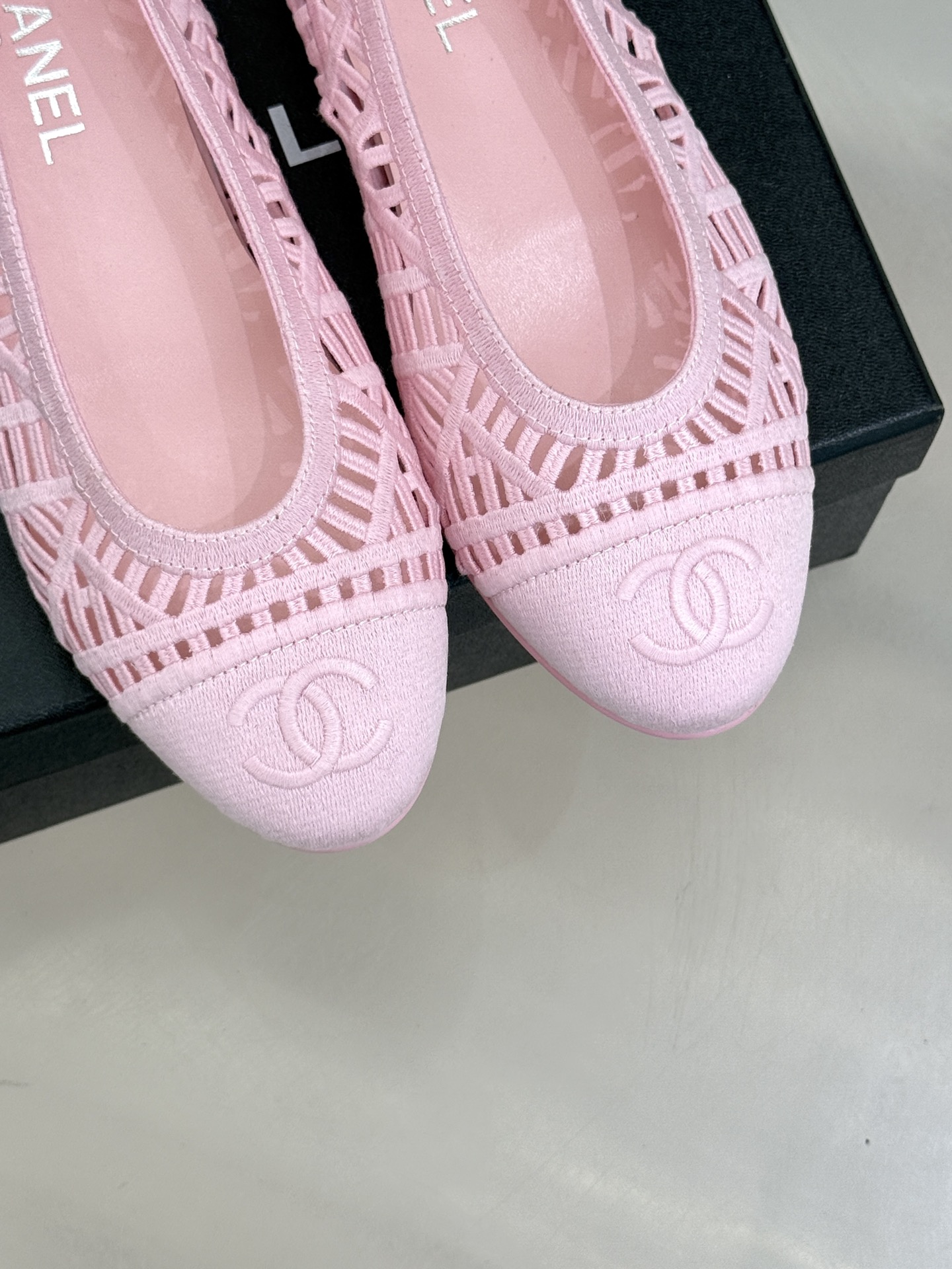 CHANE*｜小香26C镂空编织双C芭蕾舞鞋当高定针织工艺邂逅芭蕾鞋的经典廓形这双芭蕾舞鞋 为法式优雅注