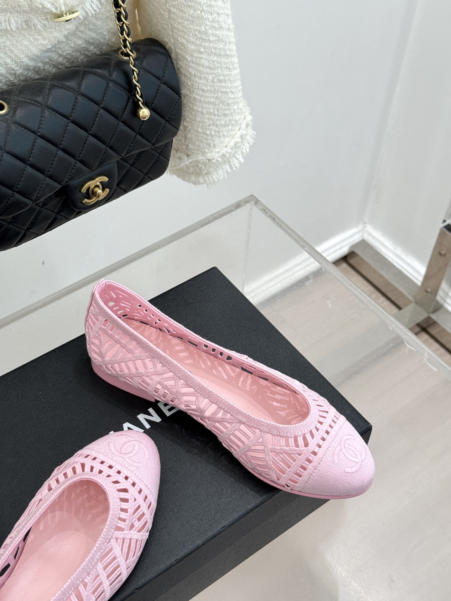 CHANE*｜小香26C镂空编织双C芭蕾舞鞋当高定针织工艺邂逅芭蕾鞋的经典廓形这双芭蕾舞鞋 为法式优雅注