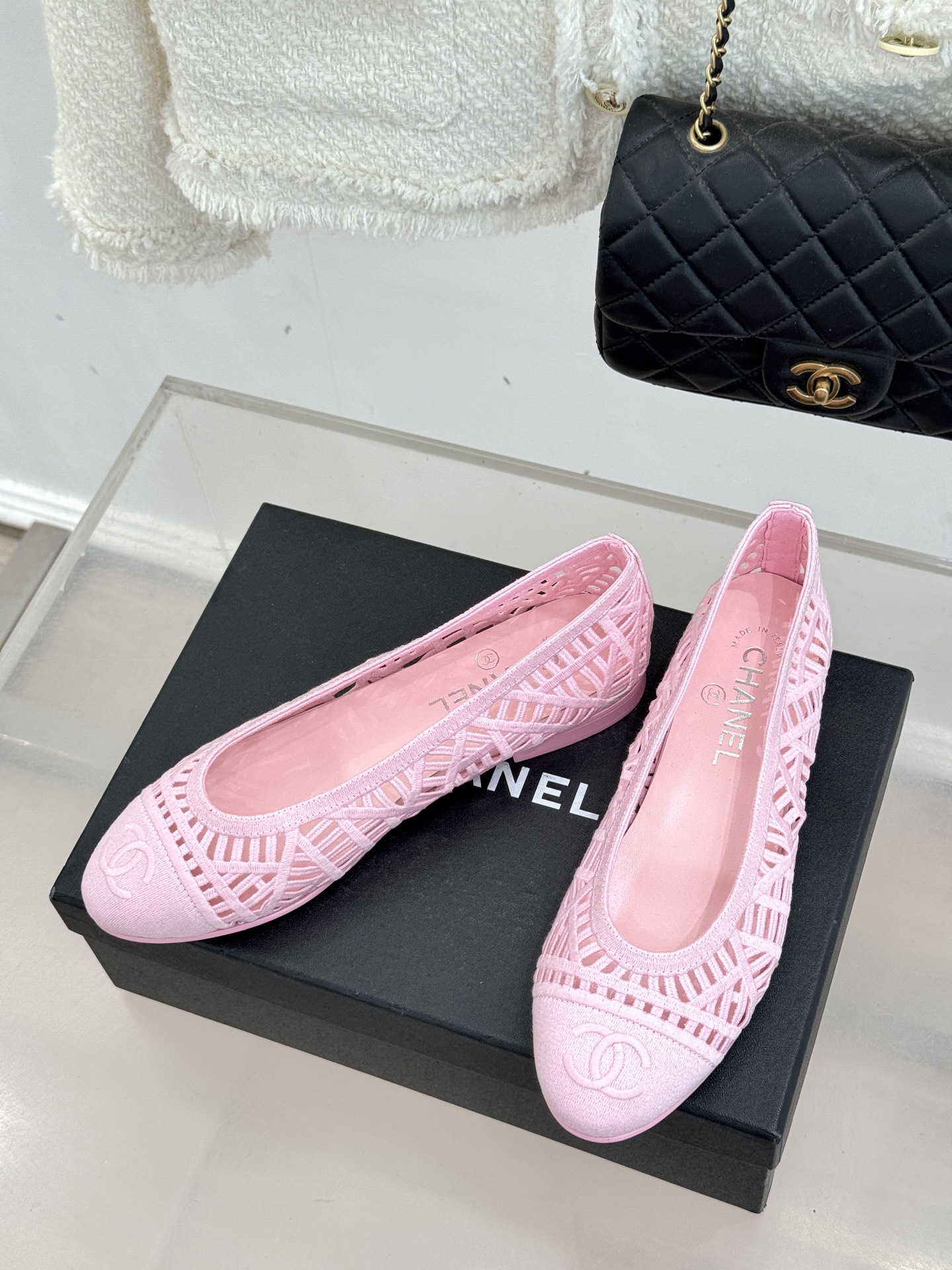 CHANE*｜小香26C镂空编织双C芭蕾舞鞋当高定针织工艺邂逅芭蕾鞋的经典廓形这双芭蕾舞鞋 为法式优雅注