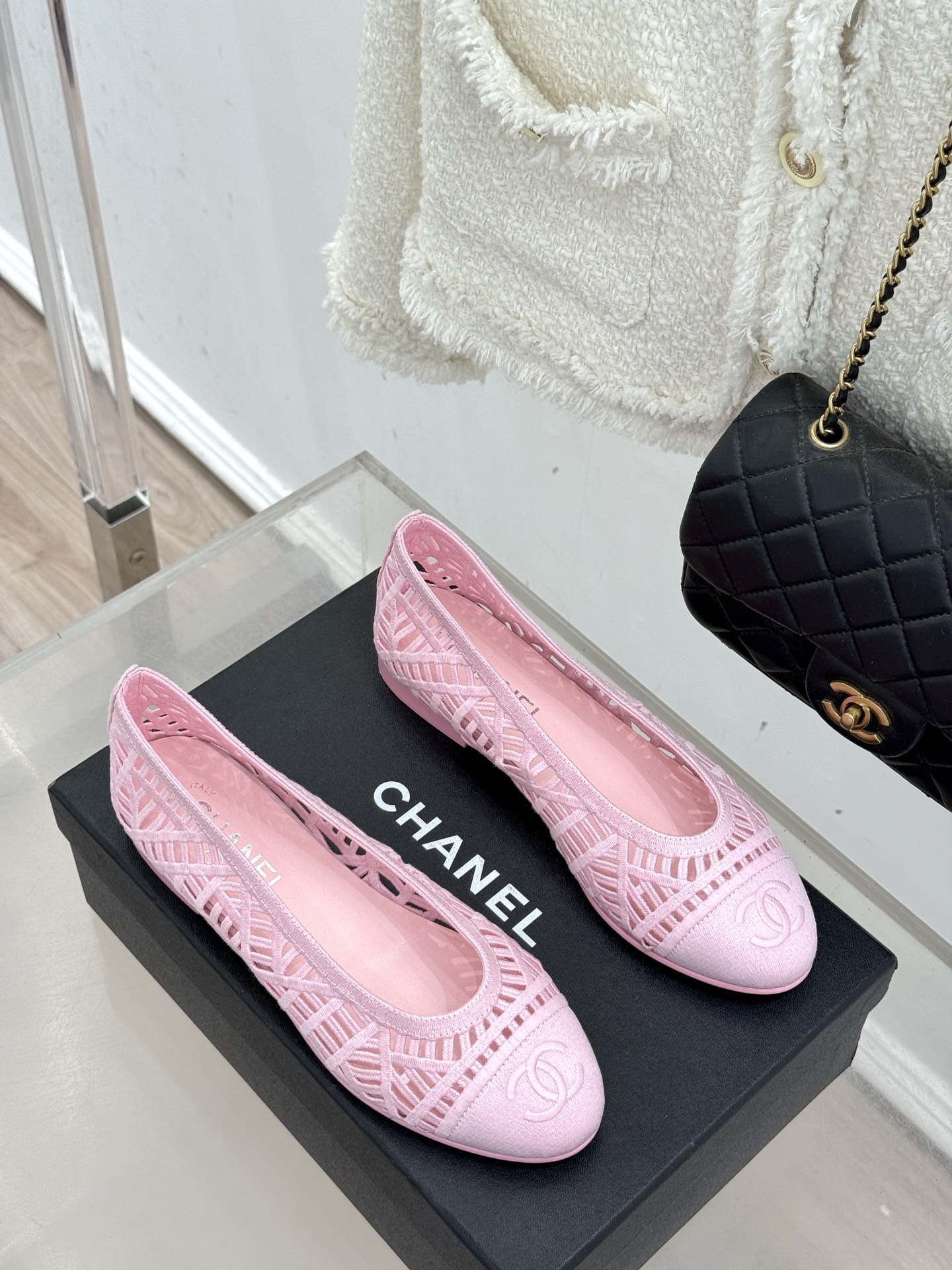 CHANE*｜小香26C镂空编织双C芭蕾舞鞋当高定针织工艺邂逅芭蕾鞋的经典廓形这双芭蕾舞鞋 为法式优雅注