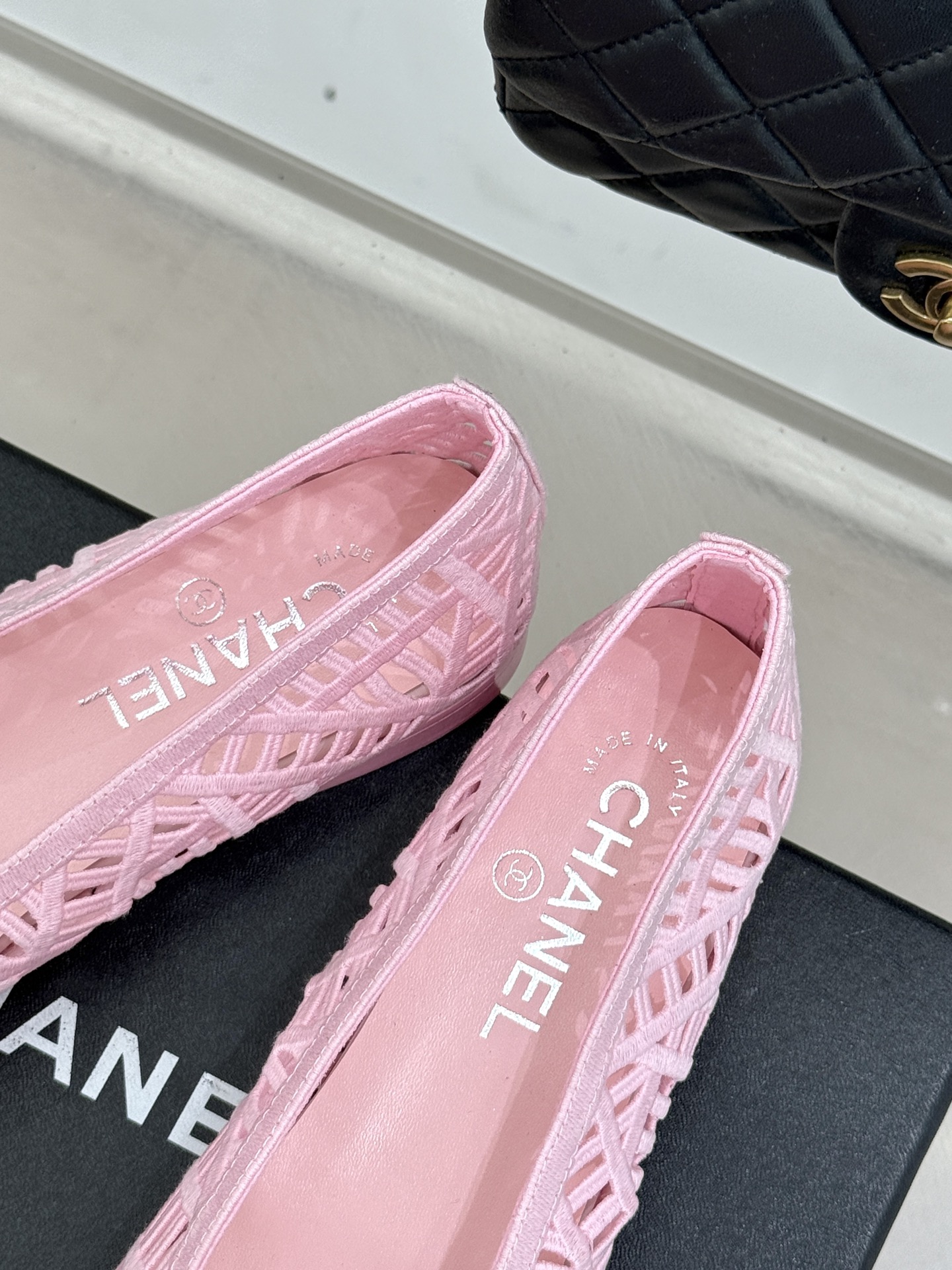 CHANE*｜小香26C镂空编织双C芭蕾舞鞋当高定针织工艺邂逅芭蕾鞋的经典廓形这双芭蕾舞鞋 为法式优雅注