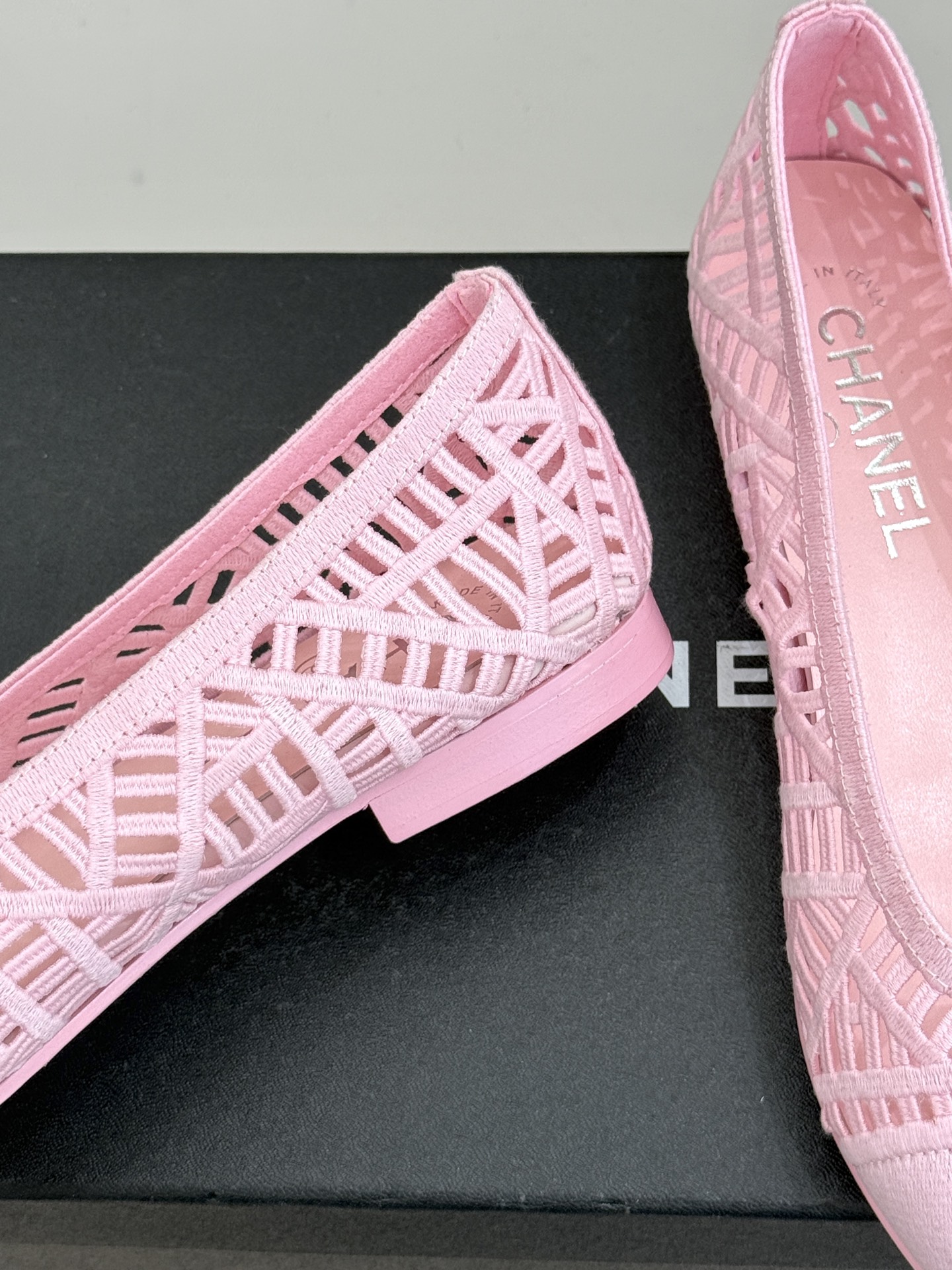 CHANE*｜小香26C镂空编织双C芭蕾舞鞋当高定针织工艺邂逅芭蕾鞋的经典廓形这双芭蕾舞鞋 为法式优雅注