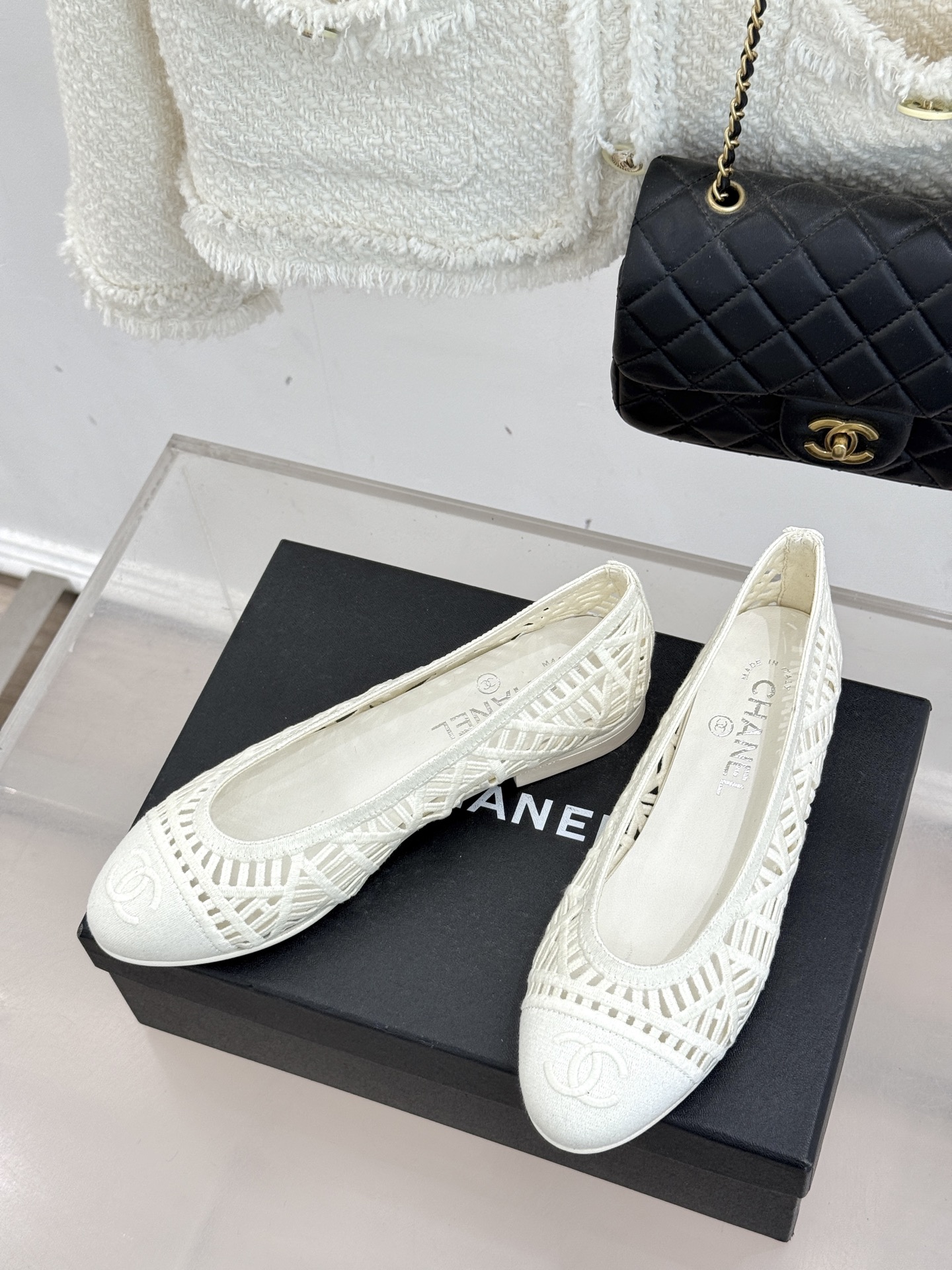 CHANE*｜小香26C镂空编织双C芭蕾舞鞋当高定针织工艺邂逅芭蕾鞋的经典廓形这双芭蕾舞鞋 为法式优雅注