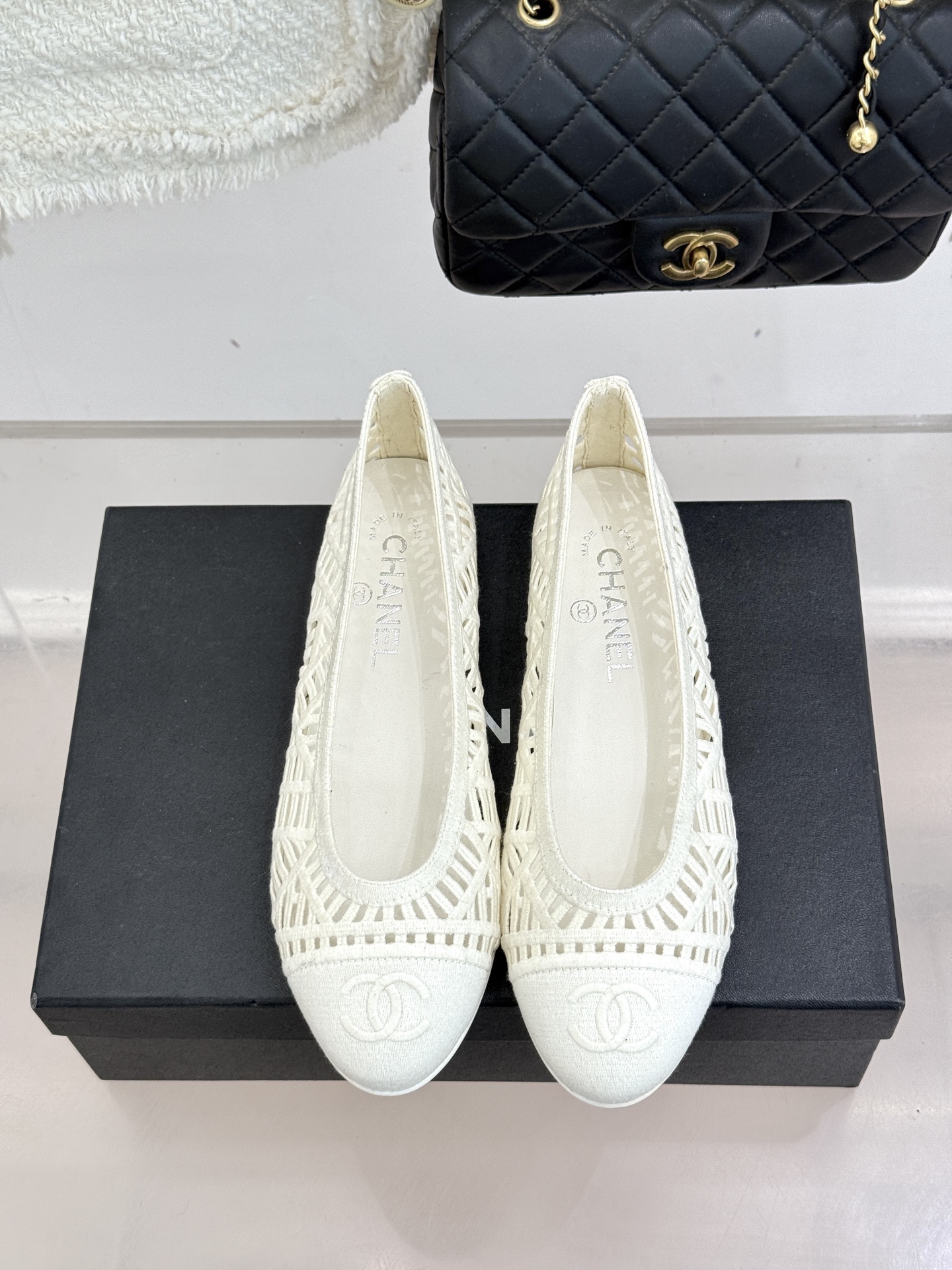 CHANE*｜小香26C镂空编织双C芭蕾舞鞋当高定针织工艺邂逅芭蕾鞋的经典廓形这双芭蕾舞鞋 为法式优雅注