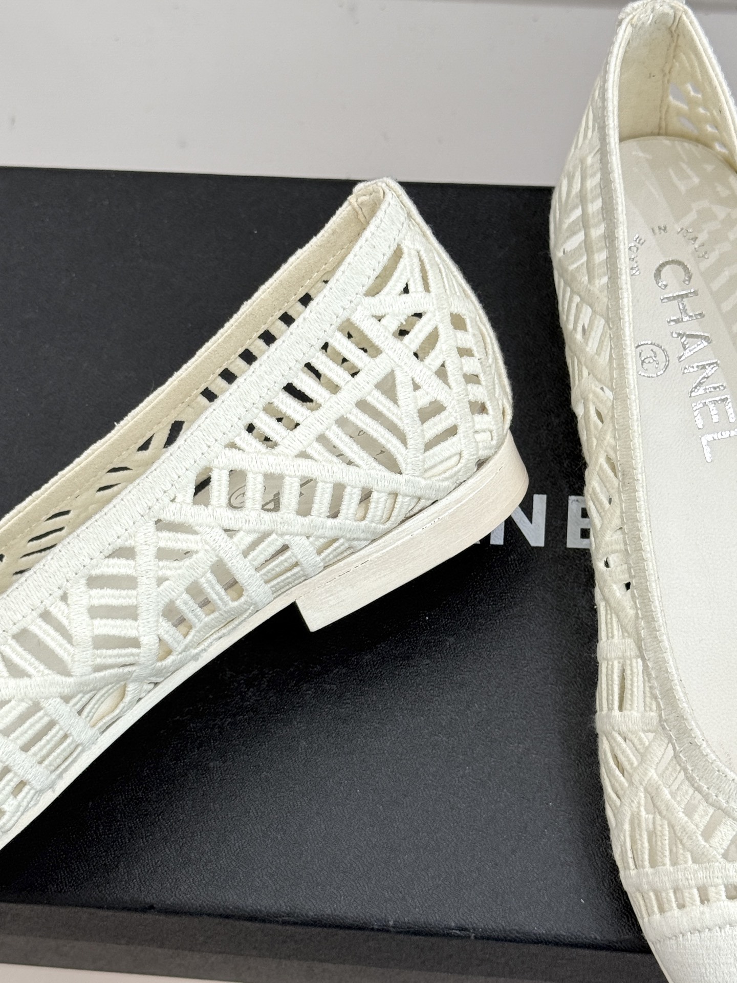 CHANE*｜小香26C镂空编织双C芭蕾舞鞋当高定针织工艺邂逅芭蕾鞋的经典廓形这双芭蕾舞鞋 为法式优雅注