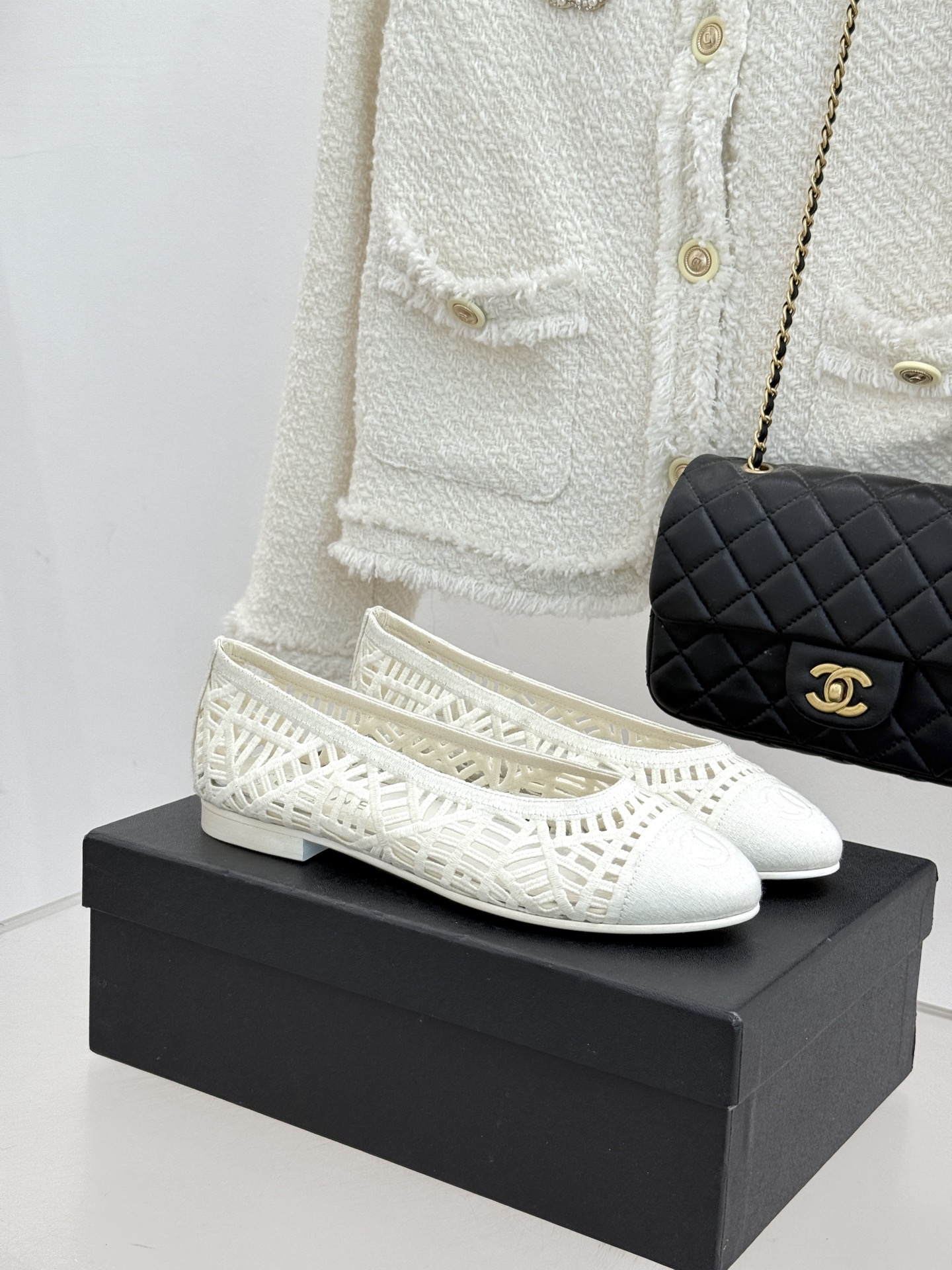 CHANE*｜小香26C镂空编织双C芭蕾舞鞋当高定针织工艺邂逅芭蕾鞋的经典廓形这双芭蕾舞鞋 为法式优雅注