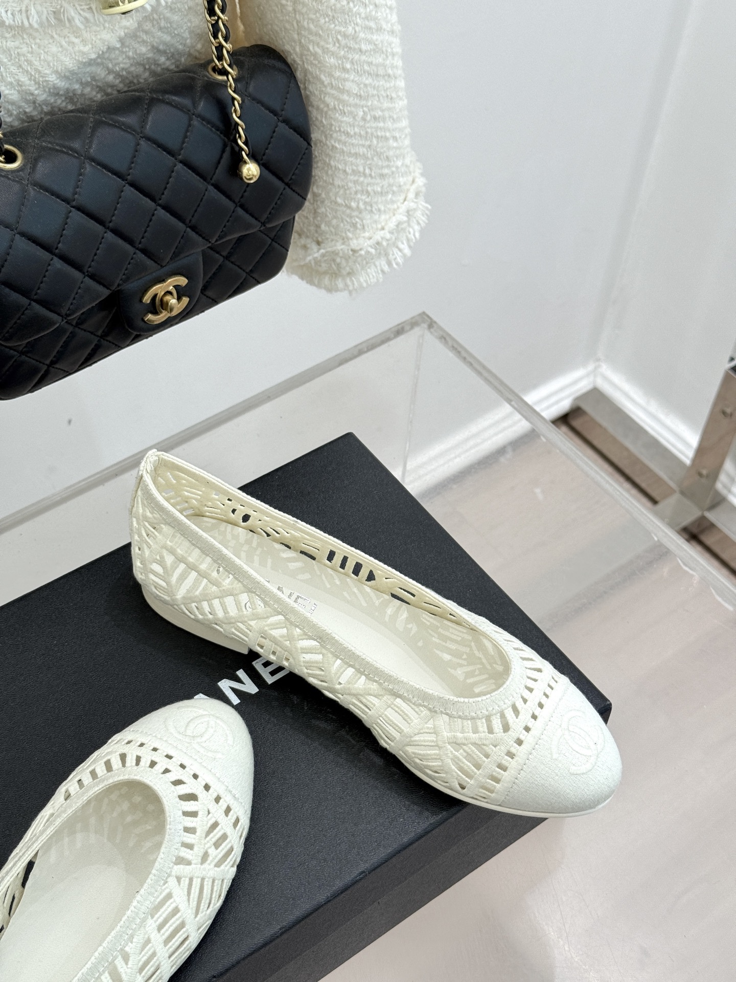 CHANE*｜小香26C镂空编织双C芭蕾舞鞋当高定针织工艺邂逅芭蕾鞋的经典廓形这双芭蕾舞鞋 为法式优雅注