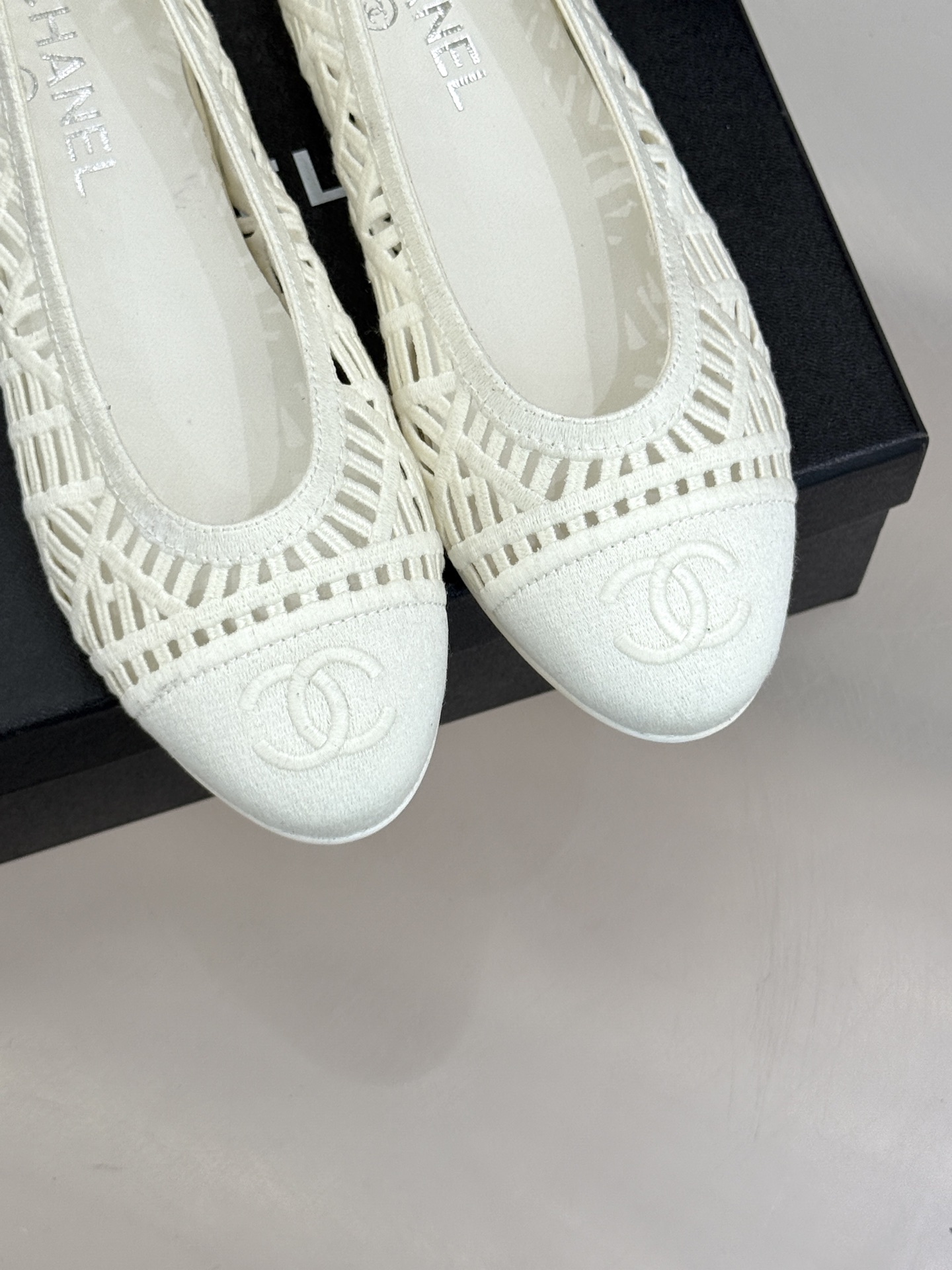 CHANE*｜小香26C镂空编织双C芭蕾舞鞋当高定针织工艺邂逅芭蕾鞋的经典廓形这双芭蕾舞鞋 为法式优雅注