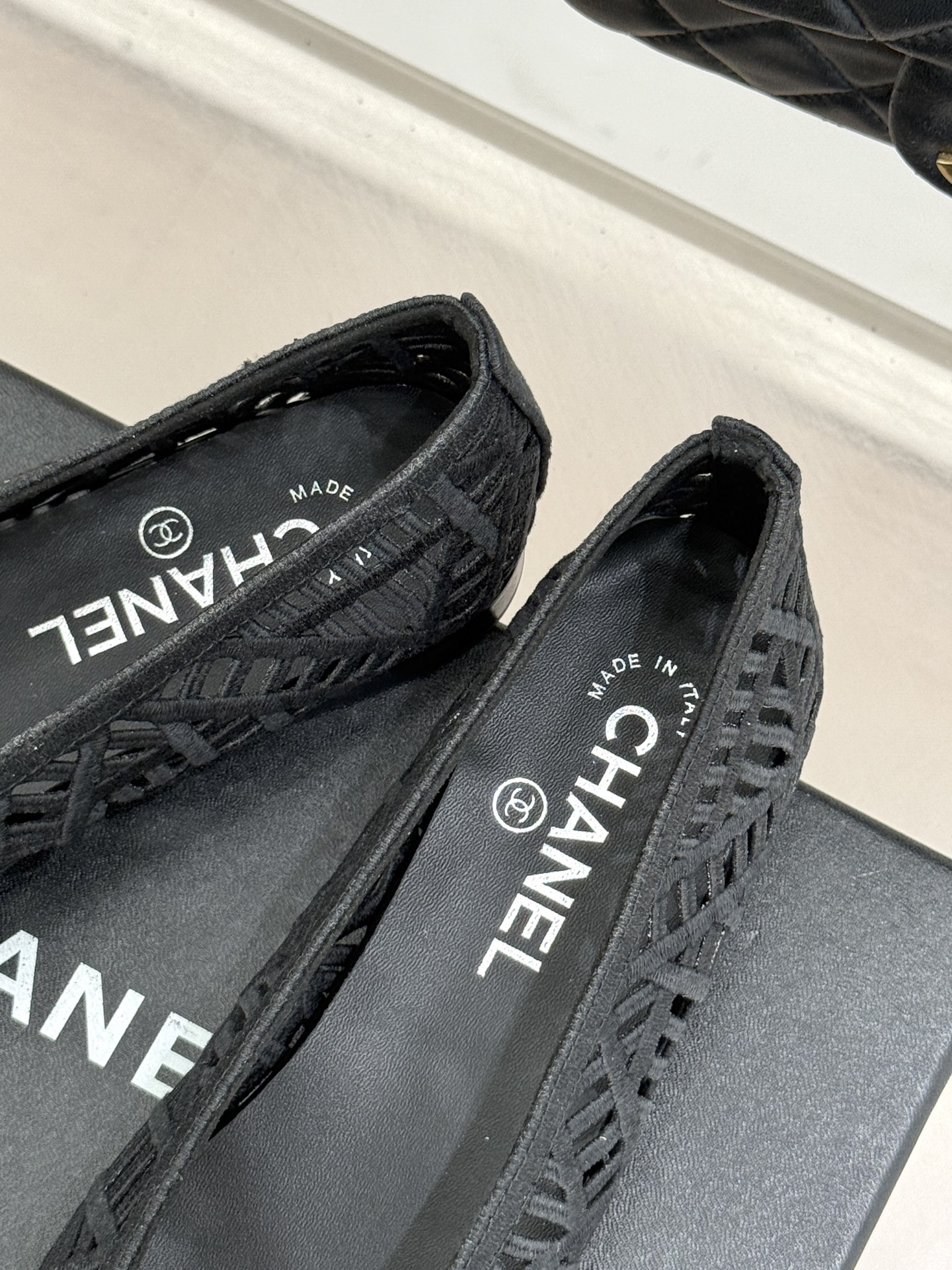 CHANE*｜小香26C镂空编织双C芭蕾舞鞋当高定针织工艺邂逅芭蕾鞋的经典廓形这双芭蕾舞鞋 为法式优雅注