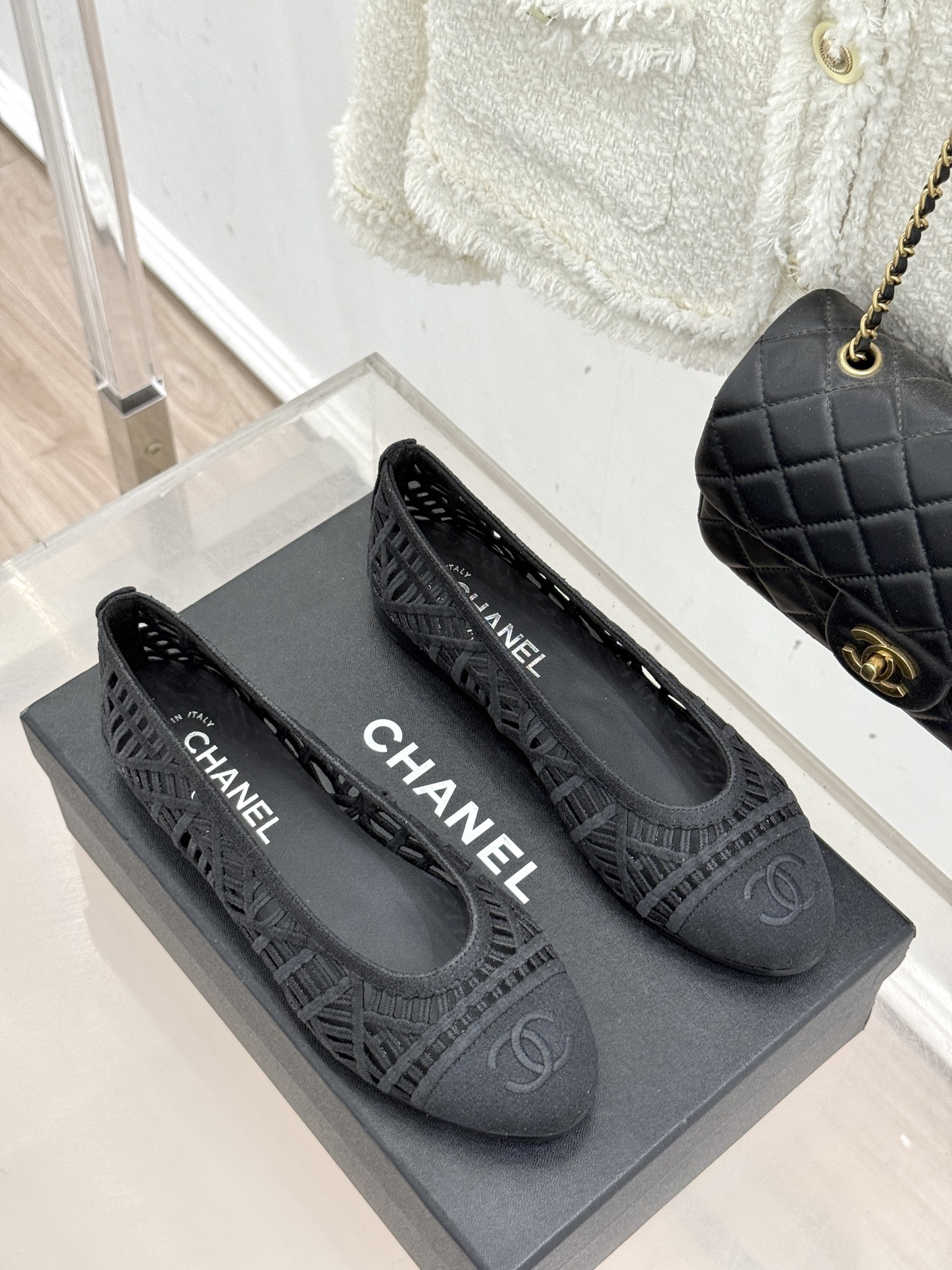 CHANE*｜小香26C镂空编织双C芭蕾舞鞋当高定针织工艺邂逅芭蕾鞋的经典廓形这双芭蕾舞鞋 为法式优雅注