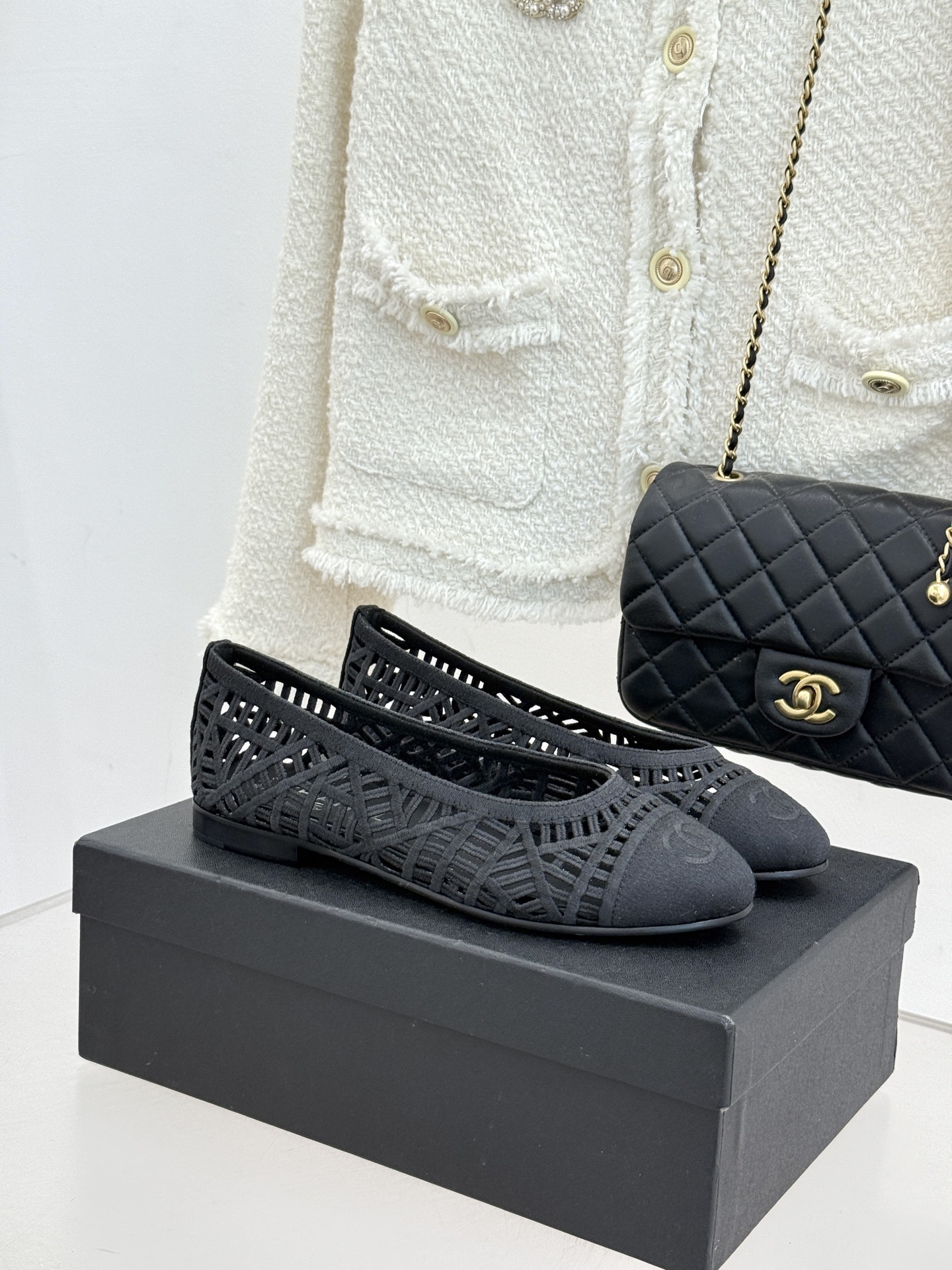 NO:668186,CHANE*｜Xiaoxiang 26C Hollow Braided Double C Ballet Shoes When haute couture knitting technology meets the classic silhouette of ballet shoes, this pair of ballet shoes injects light poetry into French elegance. Made of fine knitted fabrics, the shoe body is outlined with precise hollow texture. It is looming when light penetrates. It is soft and breathable, but also hides the texture of haute couture. Walking as agile and comfortable as a ballet dancer. Iconic Double C  The logo is not presented directly, but is cleverly integrated into the shoe body with woven texture. It is simple but highly recognizable, highlighting the brand genes. Pair it with a floral skirt to create a French pastoral romance. Pair it with jeans to unlock a casual and modern look. Pair it with a commuting suit to inject a sense of elegance and relaxation. Let every step take an unintentional sense of sophistication and romance. The fabric is made of original custom knitted material. The lining of the toes is made of silk sheepskin. The genuine leather outsole imported from Italy.  size35-39 (customized 40/41), ballet shoes, chanel, skirts, jeans, sheepskin, Leather soles19860909CHANE*｜小香26C镂空编织双C 芭蕾舞鞋 当高定针织工艺邂逅芭蕾鞋的经典廓形 这双芭蕾舞鞋 为法式优雅注入轻盈诗意. 精选细腻针织面料 以精密镂空纹理勾勒鞋身 光线穿透时若隐若现 柔软透气 又暗藏高定般的肌理质感 行走间如芭蕾舞者般灵动自在. 标志性双C Logo并非直白呈现 而是以编织肌理巧妙融入鞋身 简约却极具辨识度 彰显品牌基因 搭配碎花裙演绎法式田园浪漫 搭配牛仔裤解锁随性摩登 搭配通勤套装则注入优雅松弛感. 让每一步都踏出不刻意的精致与浪漫. 面料采用原版定制针织材质 内里踮脚均为丝绸羊皮 意大利进口真皮大底 size35-39（40/41定制）,芭蕾舞鞋,chanel,skirts,jeans,sheepskin,Leather soles,Women's Shoes