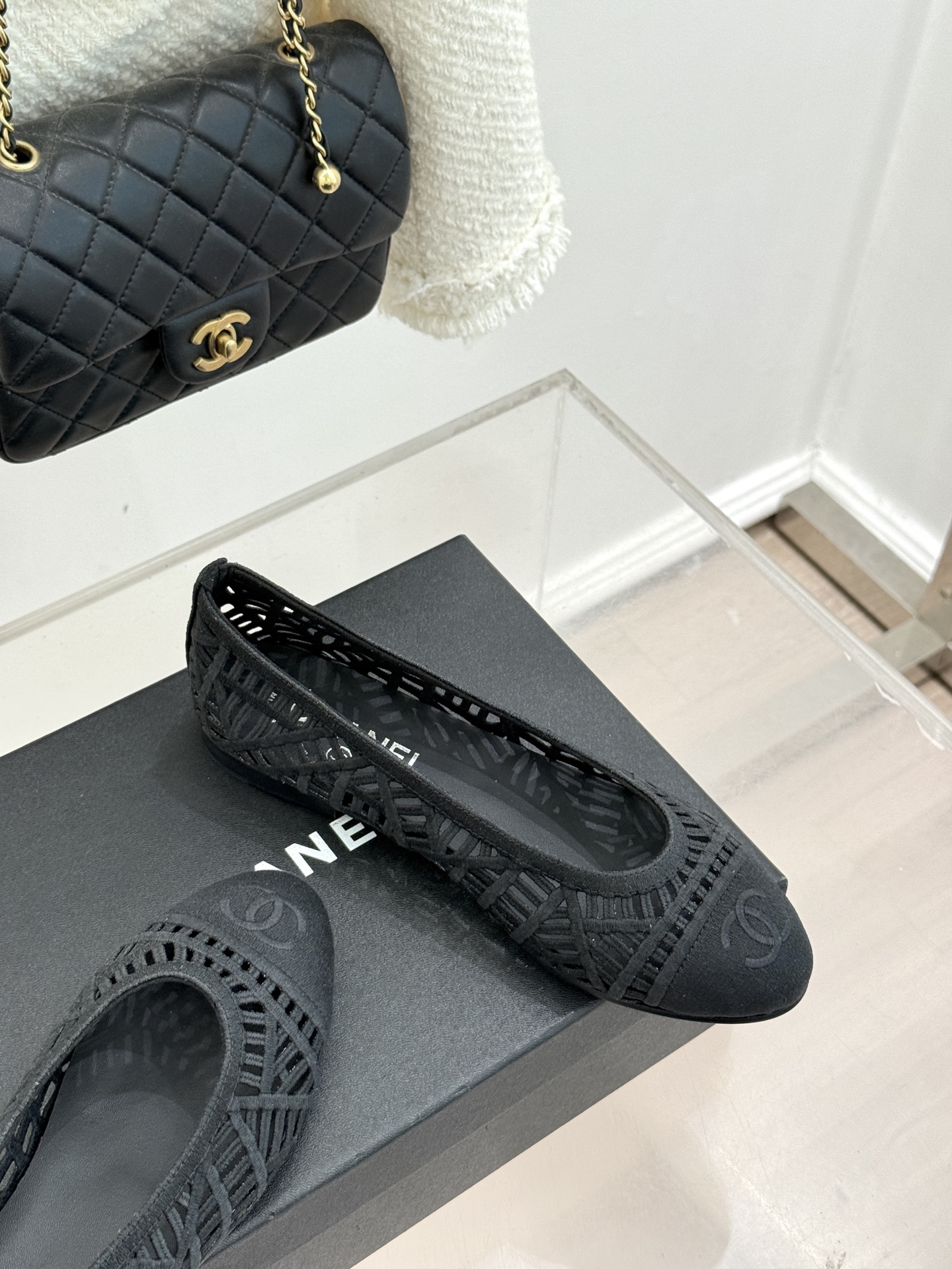 CHANE*｜小香26C镂空编织双C芭蕾舞鞋当高定针织工艺邂逅芭蕾鞋的经典廓形这双芭蕾舞鞋 为法式优雅注