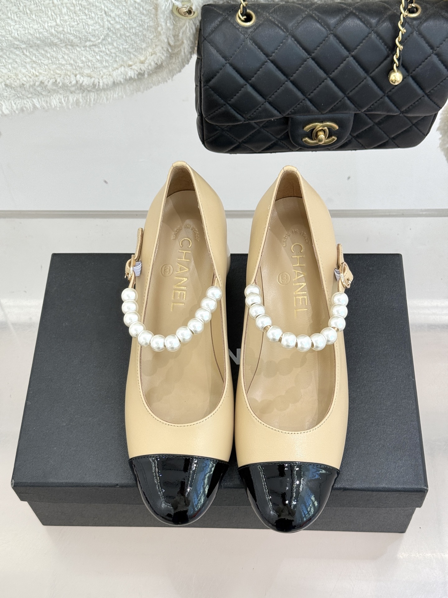 CHANE*｜小香经典双C巨型珍珠跟玛丽珍鞋在米兰时尚的T台上 亮相便艳惊四座成功晋升为潮流人士的梦中情