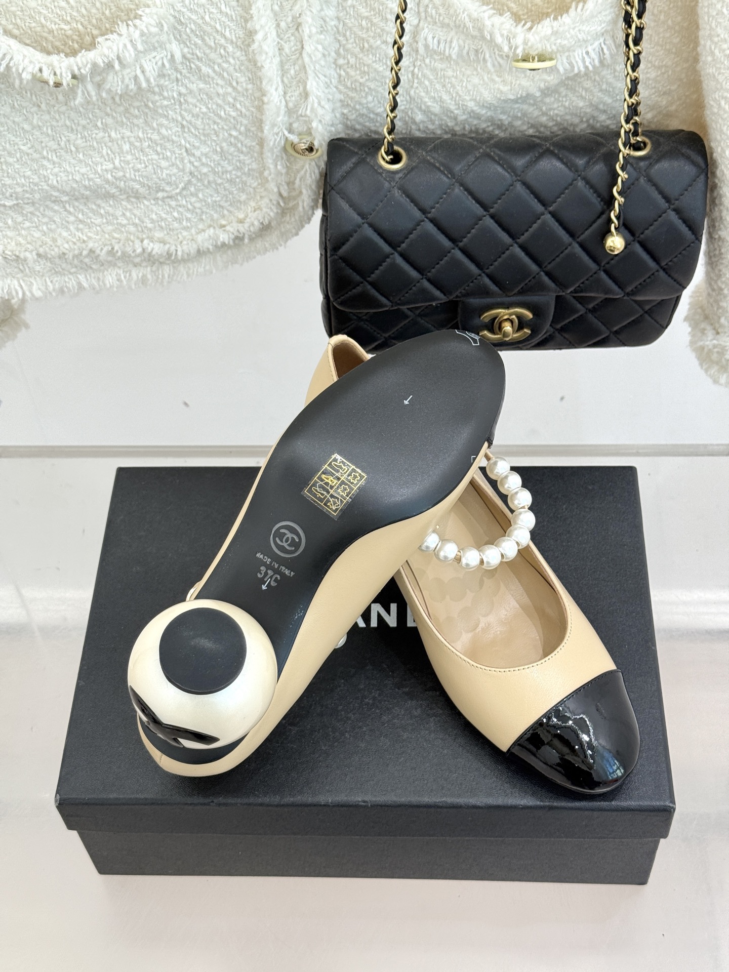 CHANE*｜小香经典双C巨型珍珠跟玛丽珍鞋在米兰时尚的T台上 亮相便艳惊四座成功晋升为潮流人士的梦中情