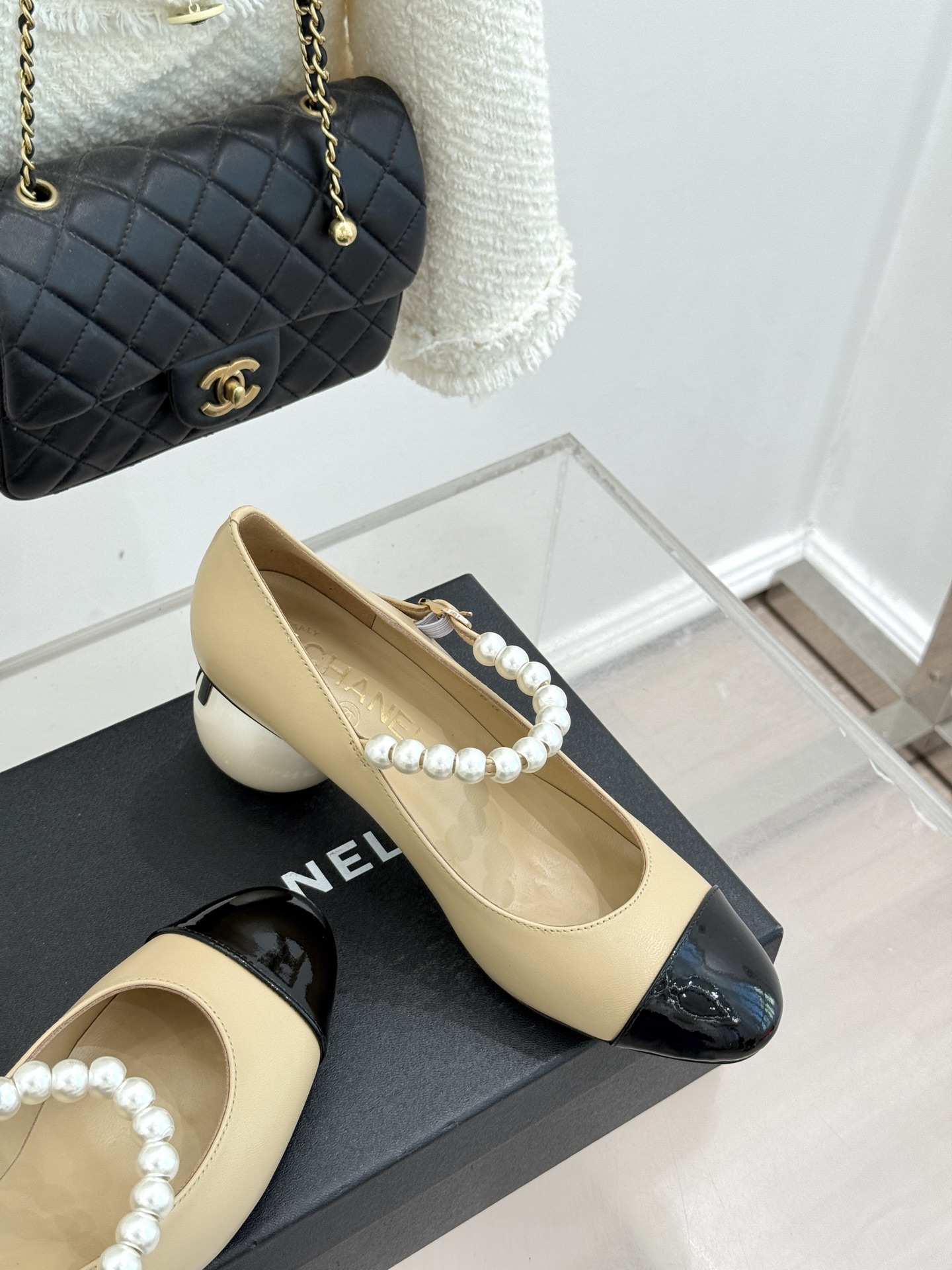 CHANE*｜小香经典双C巨型珍珠跟玛丽珍鞋在米兰时尚的T台上 亮相便艳惊四座成功晋升为潮流人士的梦中情