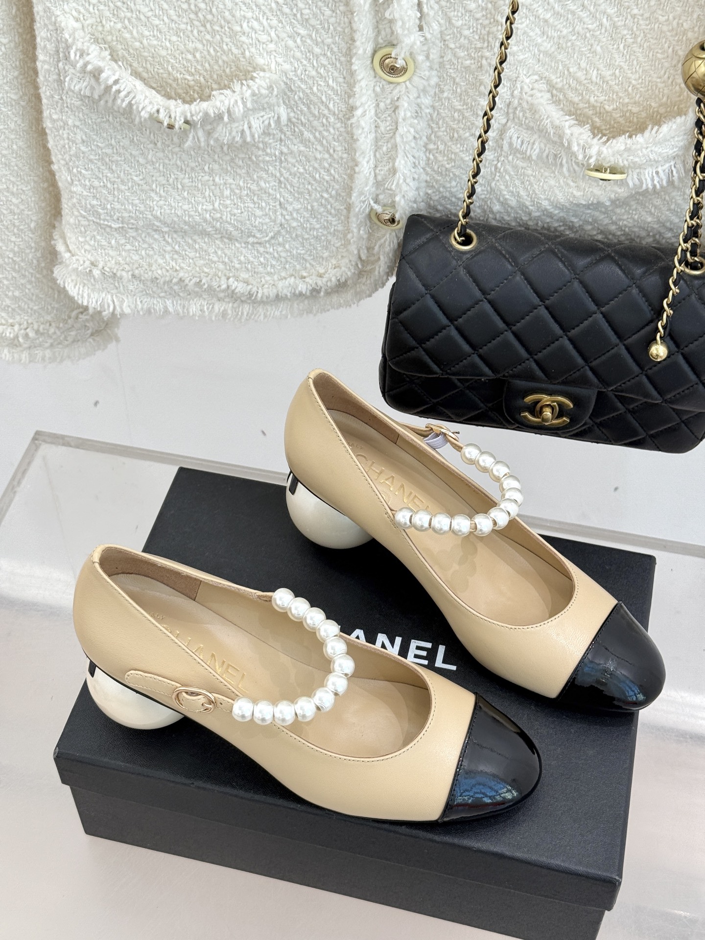 CHANE*｜小香经典双C巨型珍珠跟玛丽珍鞋在米兰时尚的T台上 亮相便艳惊四座成功晋升为潮流人士的梦中情