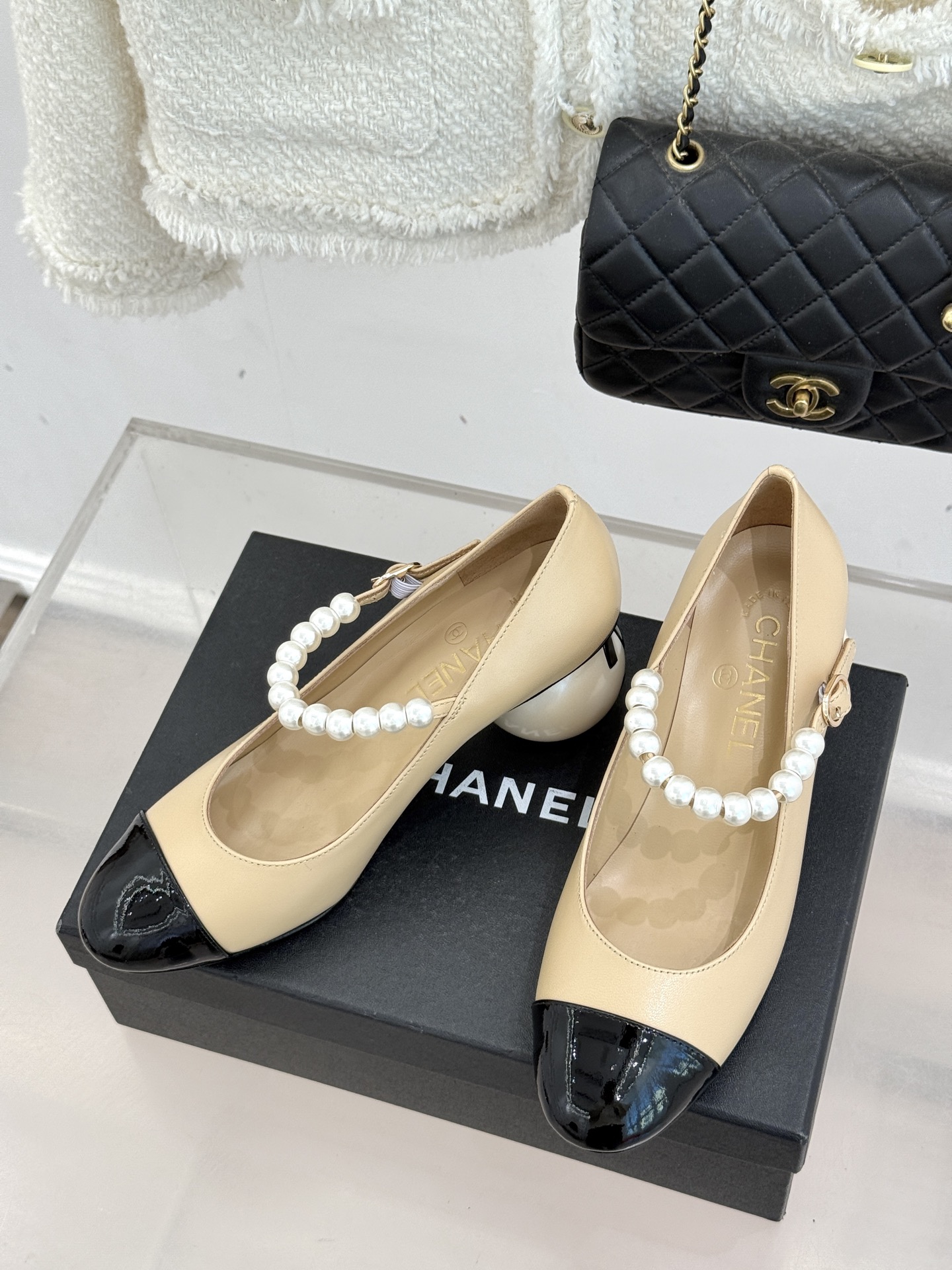 CHANE*｜小香经典双C巨型珍珠跟玛丽珍鞋在米兰时尚的T台上 亮相便艳惊四座成功晋升为潮流人士的梦中情