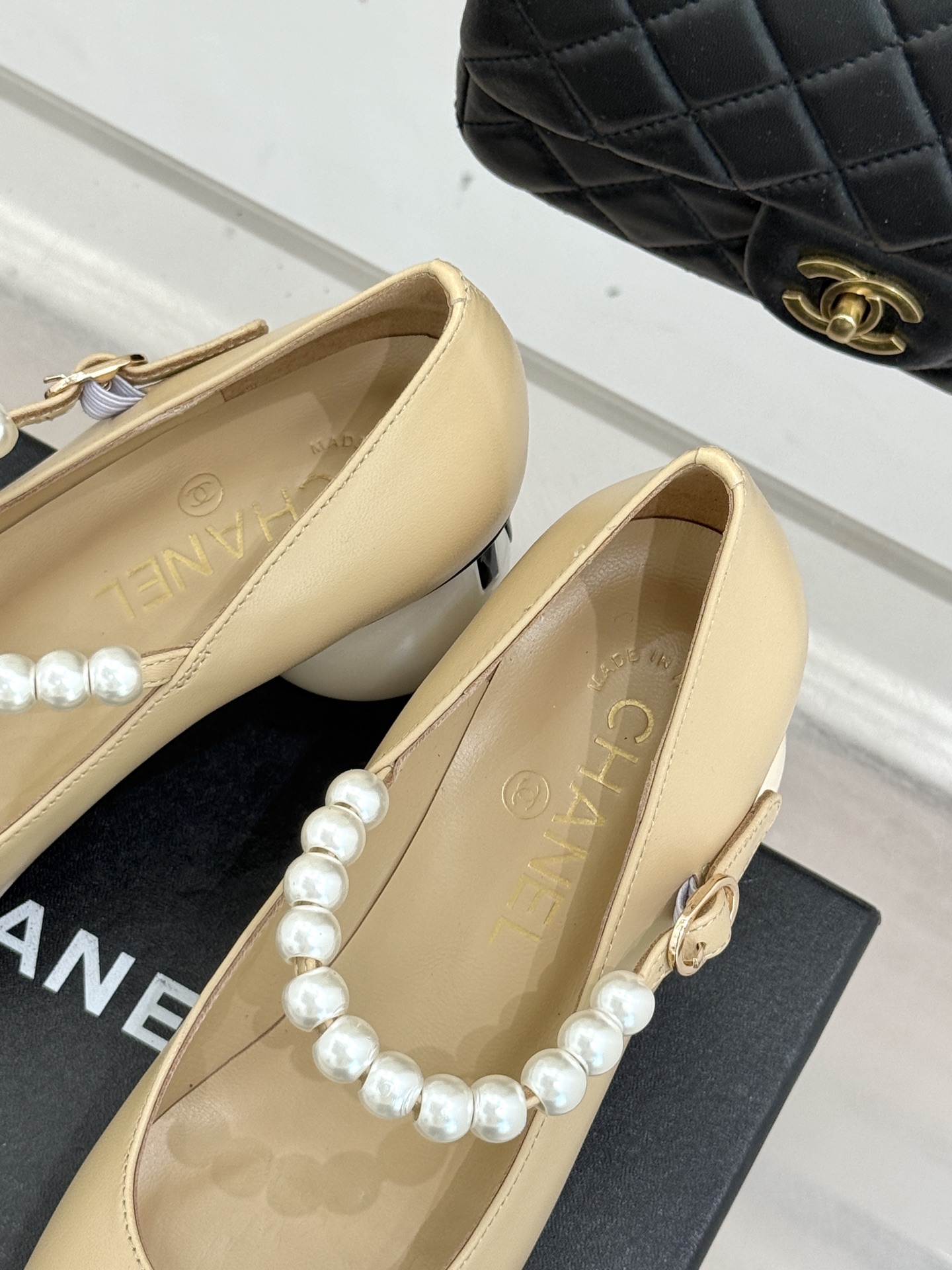 CHANE*｜小香经典双C巨型珍珠跟玛丽珍鞋在米兰时尚的T台上 亮相便艳惊四座成功晋升为潮流人士的梦中情