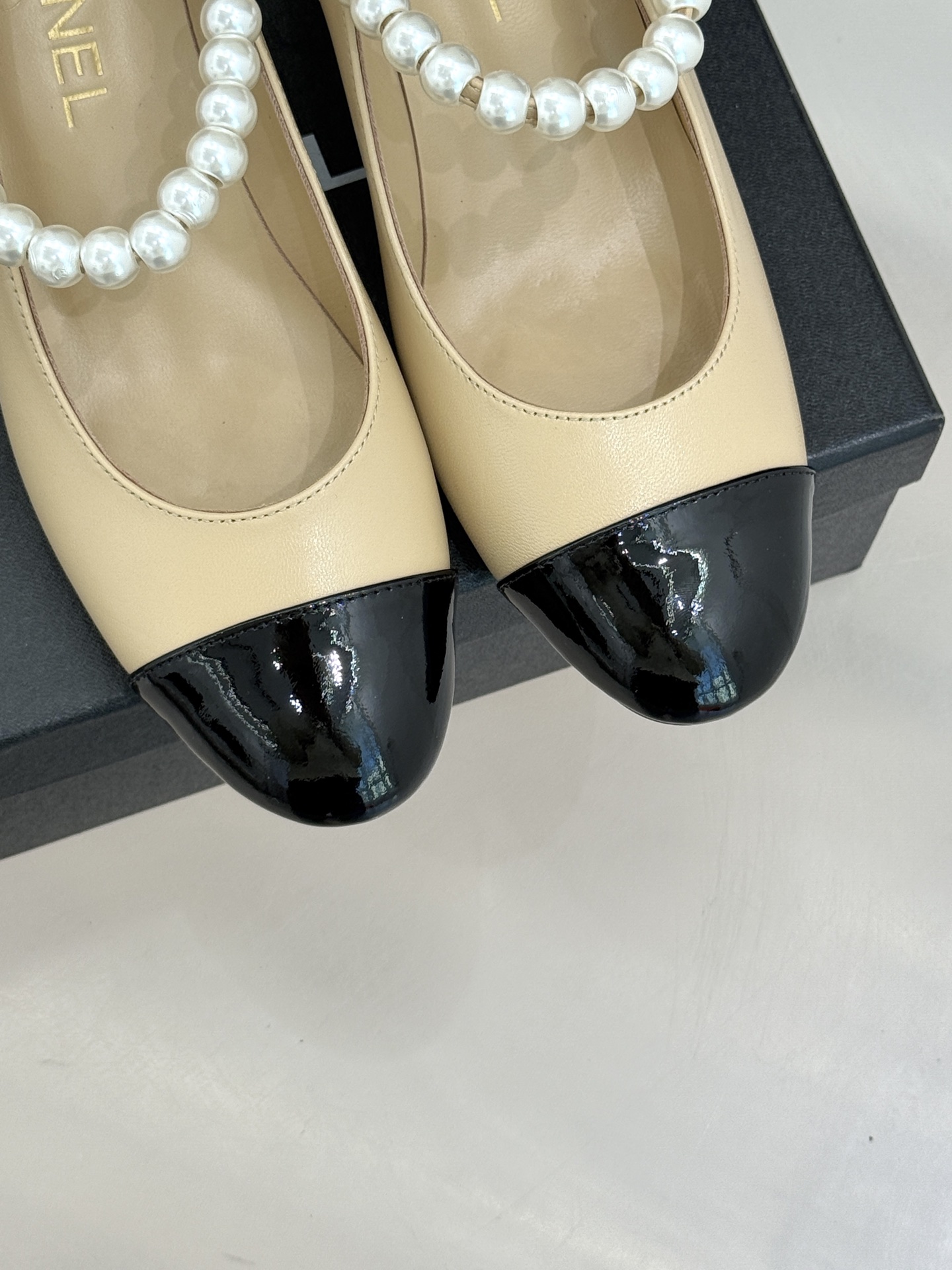 CHANE*｜小香经典双C巨型珍珠跟玛丽珍鞋在米兰时尚的T台上 亮相便艳惊四座成功晋升为潮流人士的梦中情