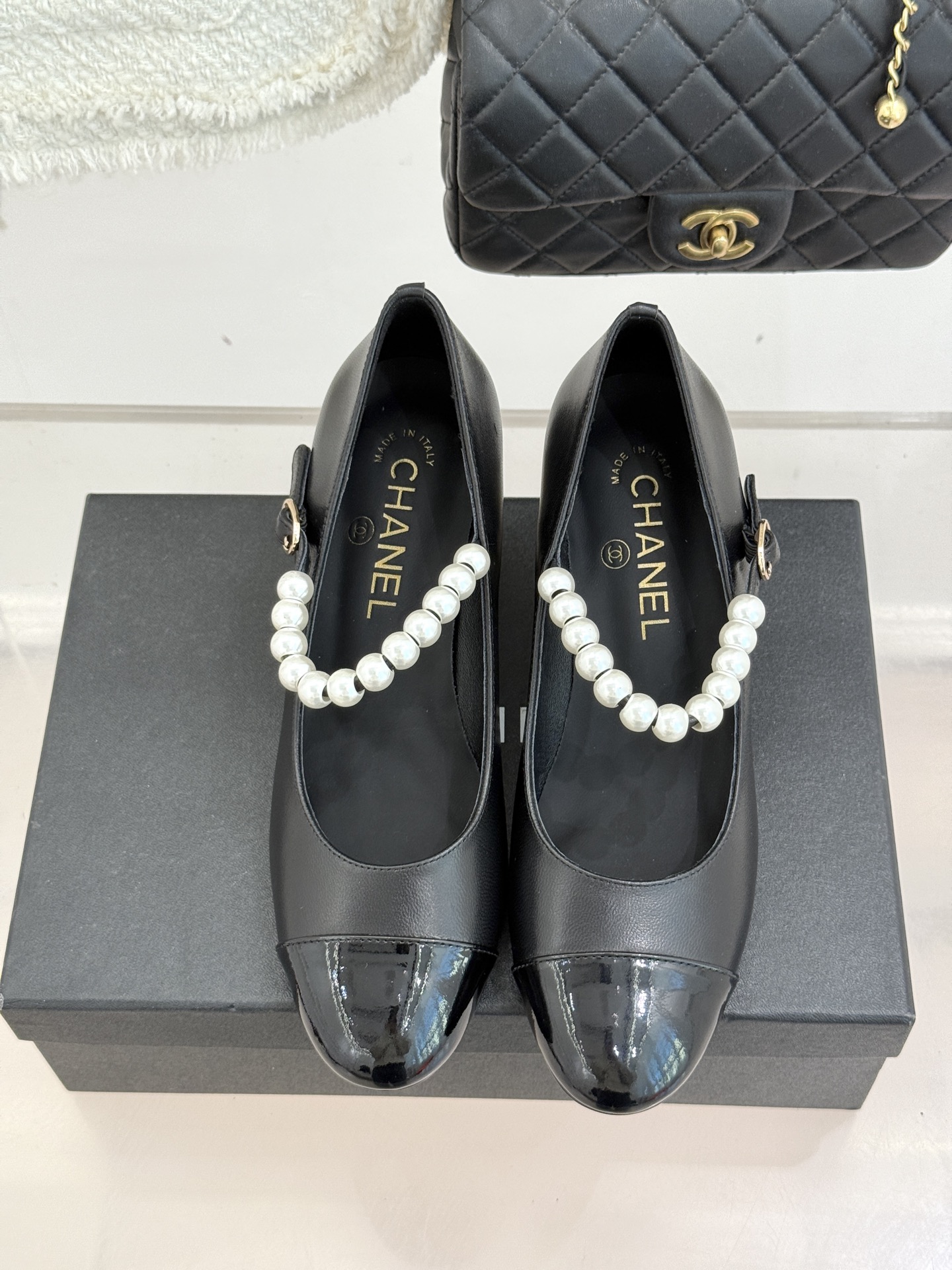 CHANE*｜小香经典双C巨型珍珠跟玛丽珍鞋在米兰时尚的T台上 亮相便艳惊四座成功晋升为潮流人士的梦中情