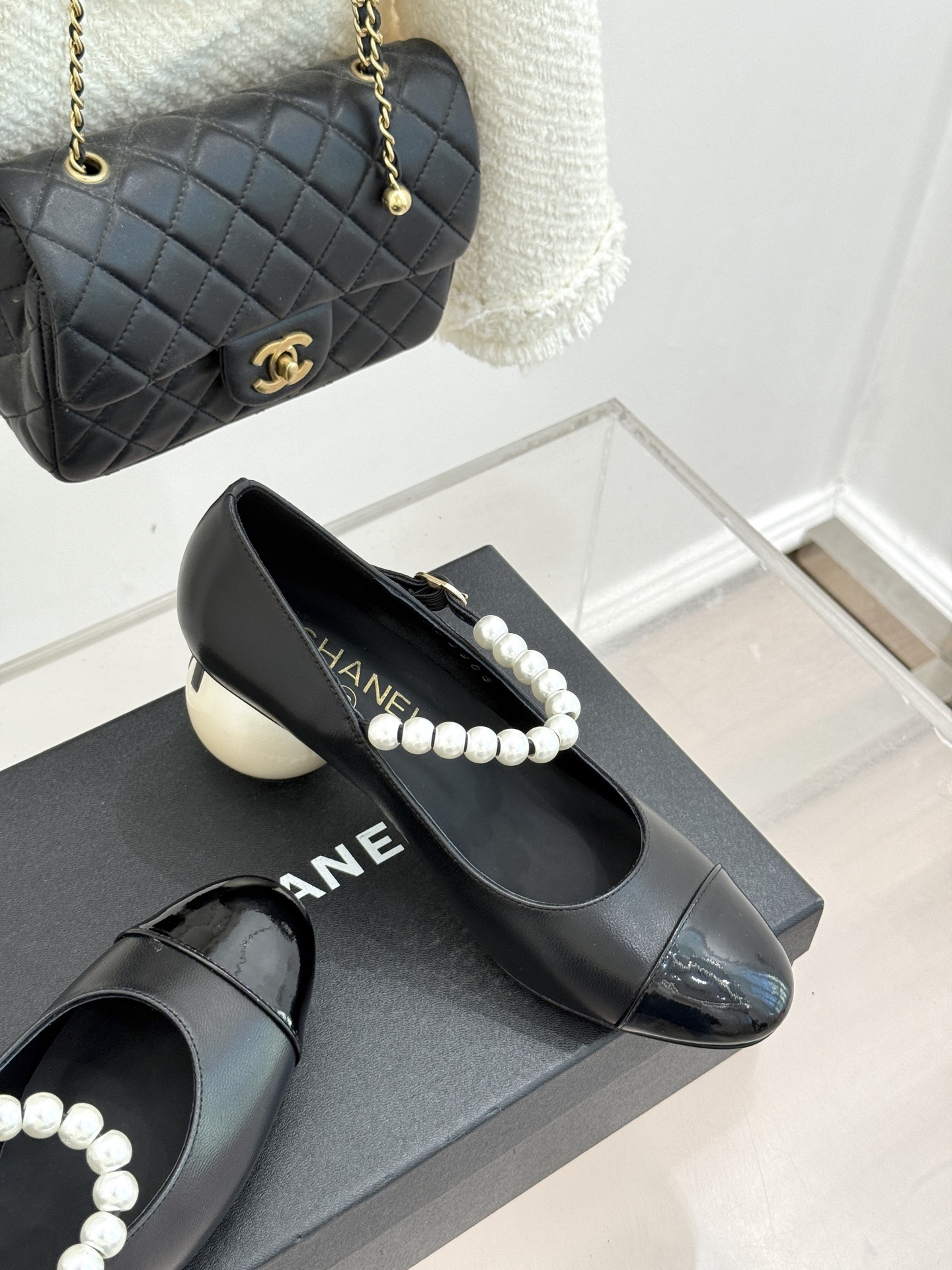 CHANE*｜小香经典双C巨型珍珠跟玛丽珍鞋在米兰时尚的T台上 亮相便艳惊四座成功晋升为潮流人士的梦中情