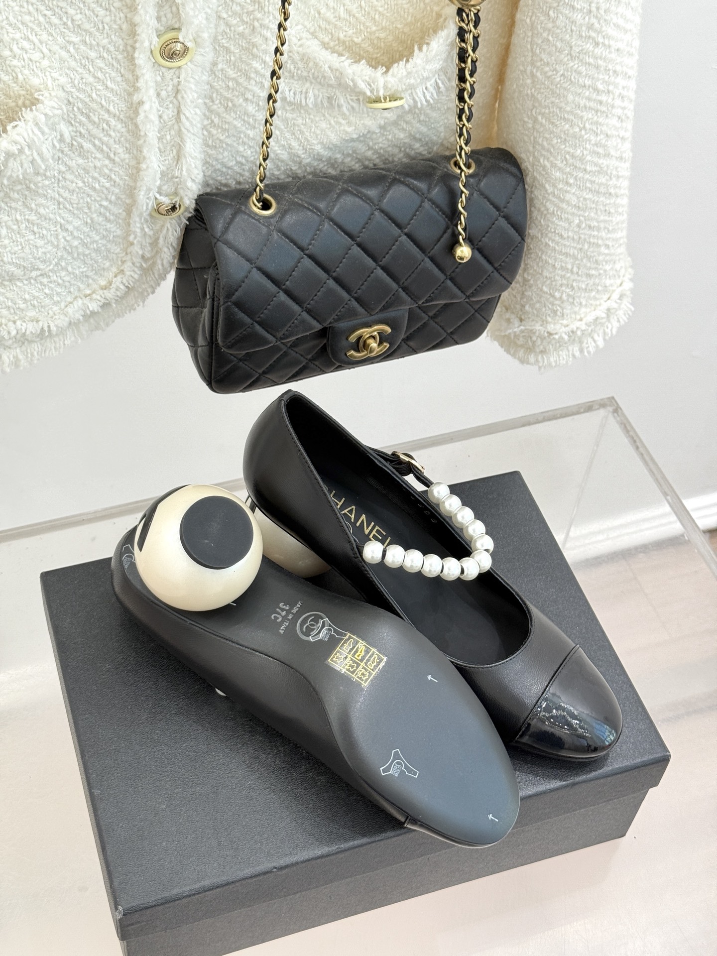 CHANE*｜小香经典双C巨型珍珠跟玛丽珍鞋在米兰时尚的T台上 亮相便艳惊四座成功晋升为潮流人士的梦中情