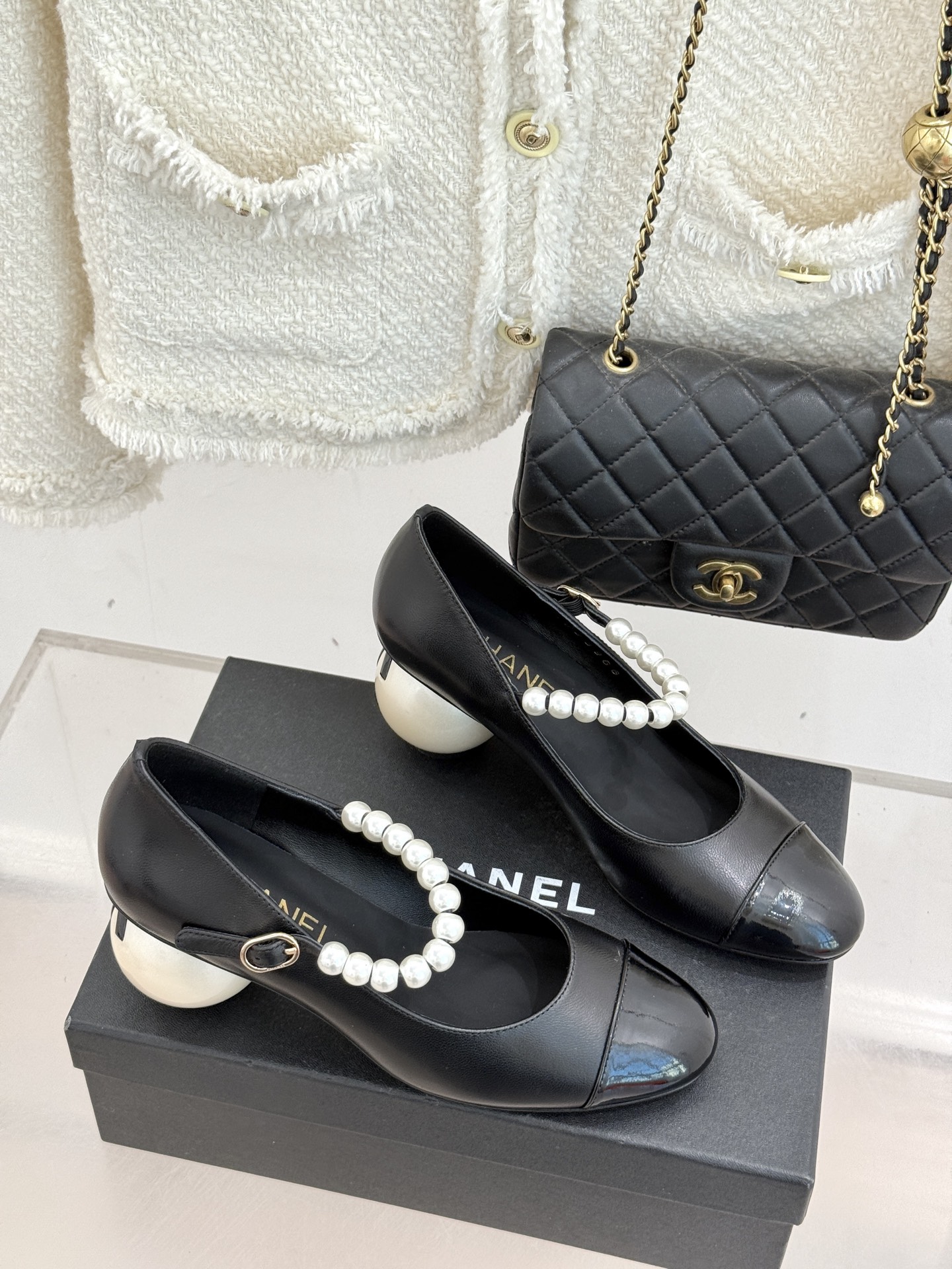 CHANE*｜小香经典双C巨型珍珠跟玛丽珍鞋在米兰时尚的T台上 亮相便艳惊四座成功晋升为潮流人士的梦中情