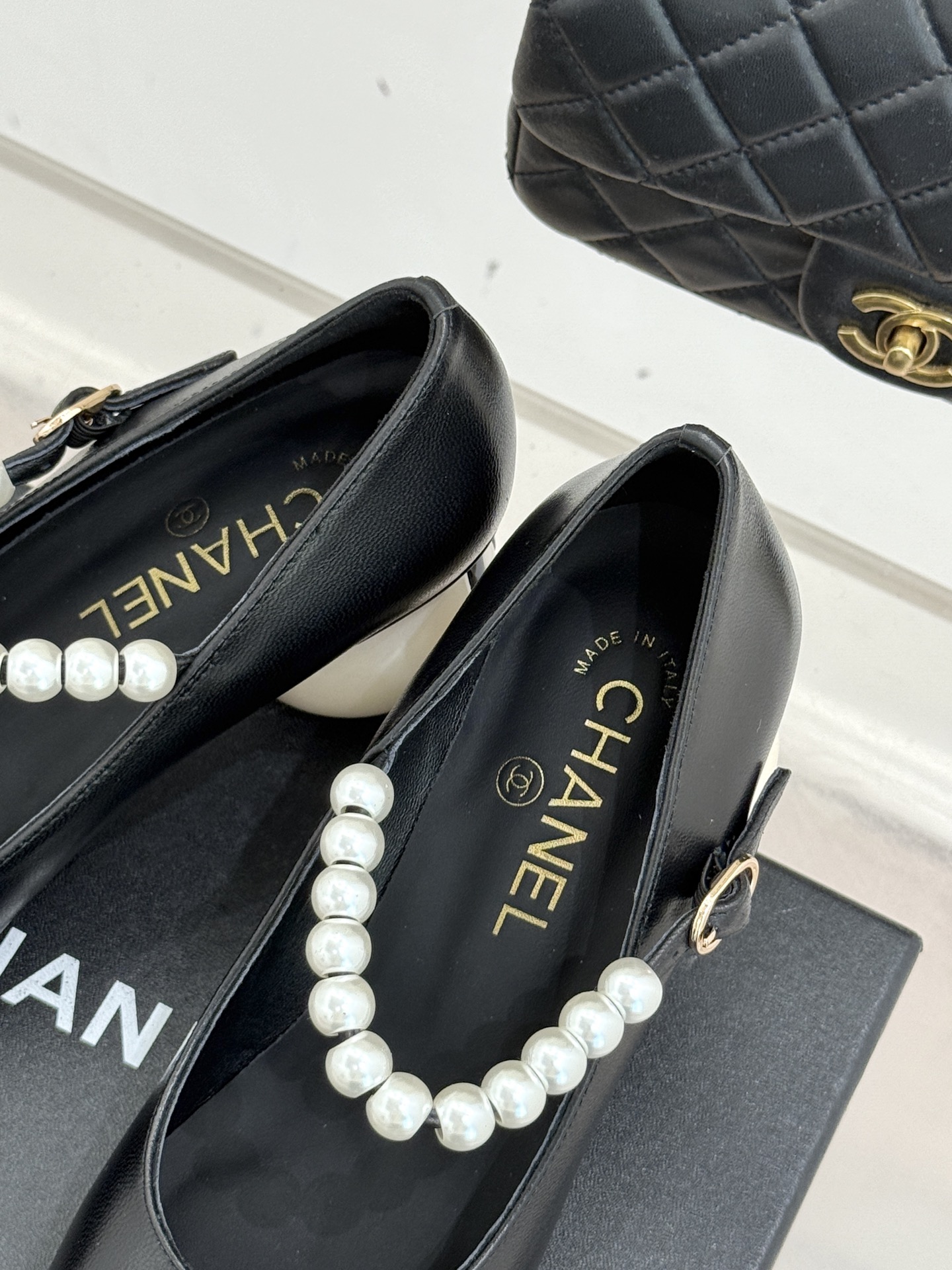 CHANE*｜小香经典双C巨型珍珠跟玛丽珍鞋在米兰时尚的T台上 亮相便艳惊四座成功晋升为潮流人士的梦中情