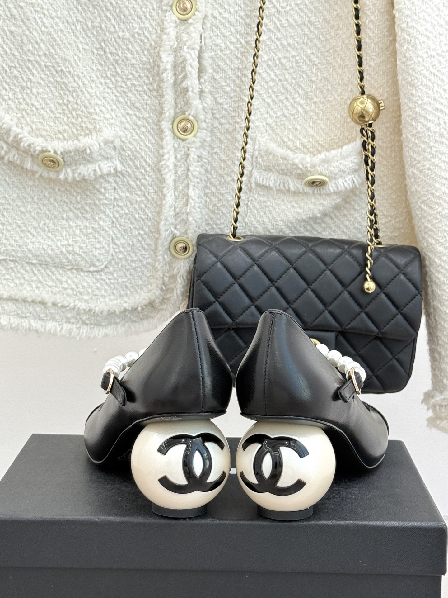 CHANE*｜小香经典双C巨型珍珠跟玛丽珍鞋在米兰时尚的T台上 亮相便艳惊四座成功晋升为潮流人士的梦中情