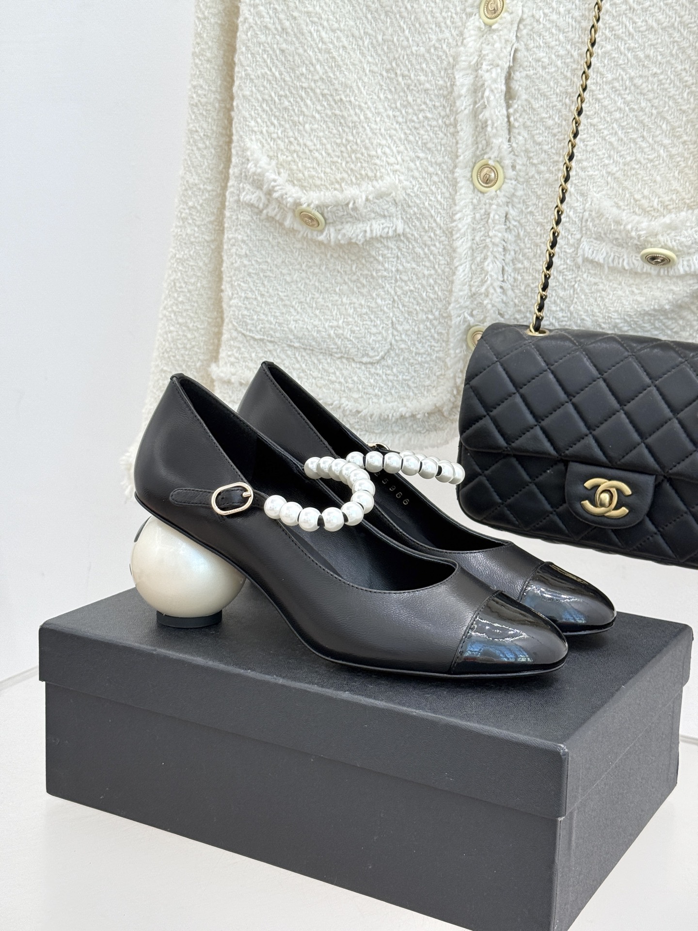 CHANE*｜小香经典双C巨型珍珠跟玛丽珍鞋在米兰时尚的T台上 亮相便艳惊四座成功晋升为潮流人士的梦中情