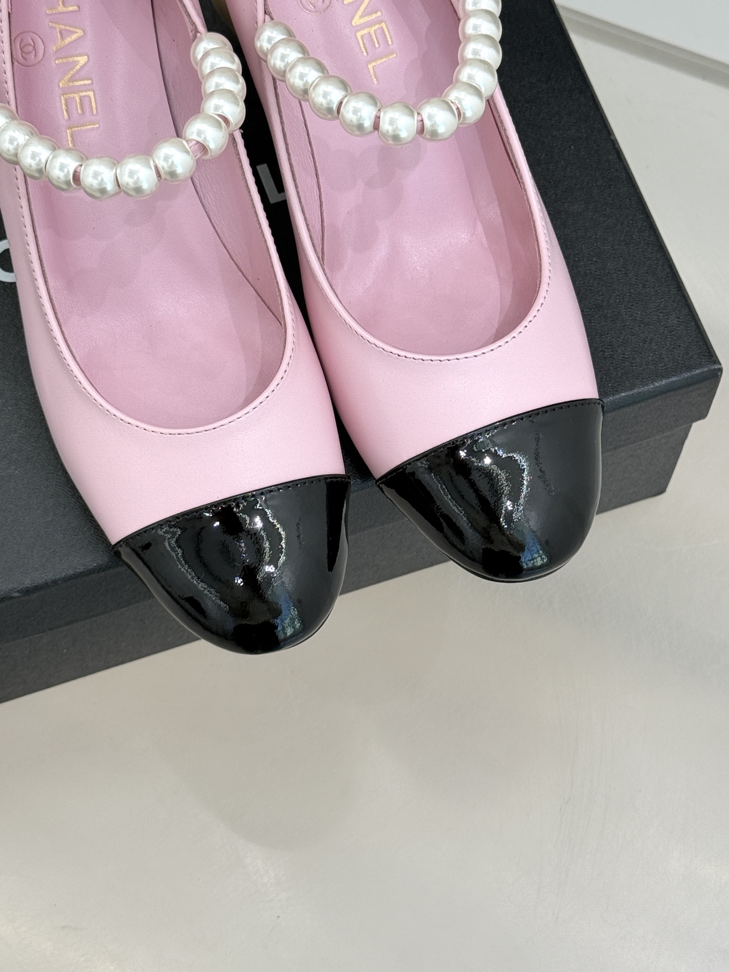 CHANE*｜小香经典双C巨型珍珠跟玛丽珍鞋在米兰时尚的T台上 亮相便艳惊四座成功晋升为潮流人士的梦中情