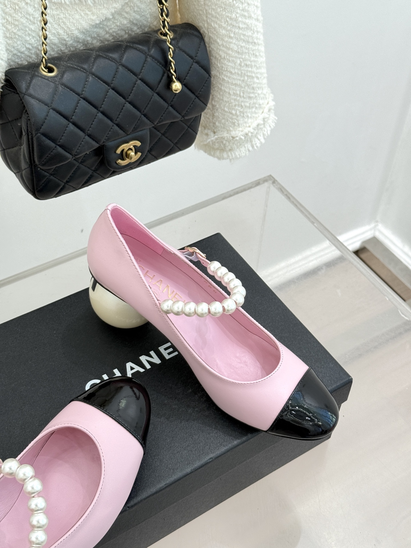 CHANE*｜小香经典双C巨型珍珠跟玛丽珍鞋在米兰时尚的T台上 亮相便艳惊四座成功晋升为潮流人士的梦中情