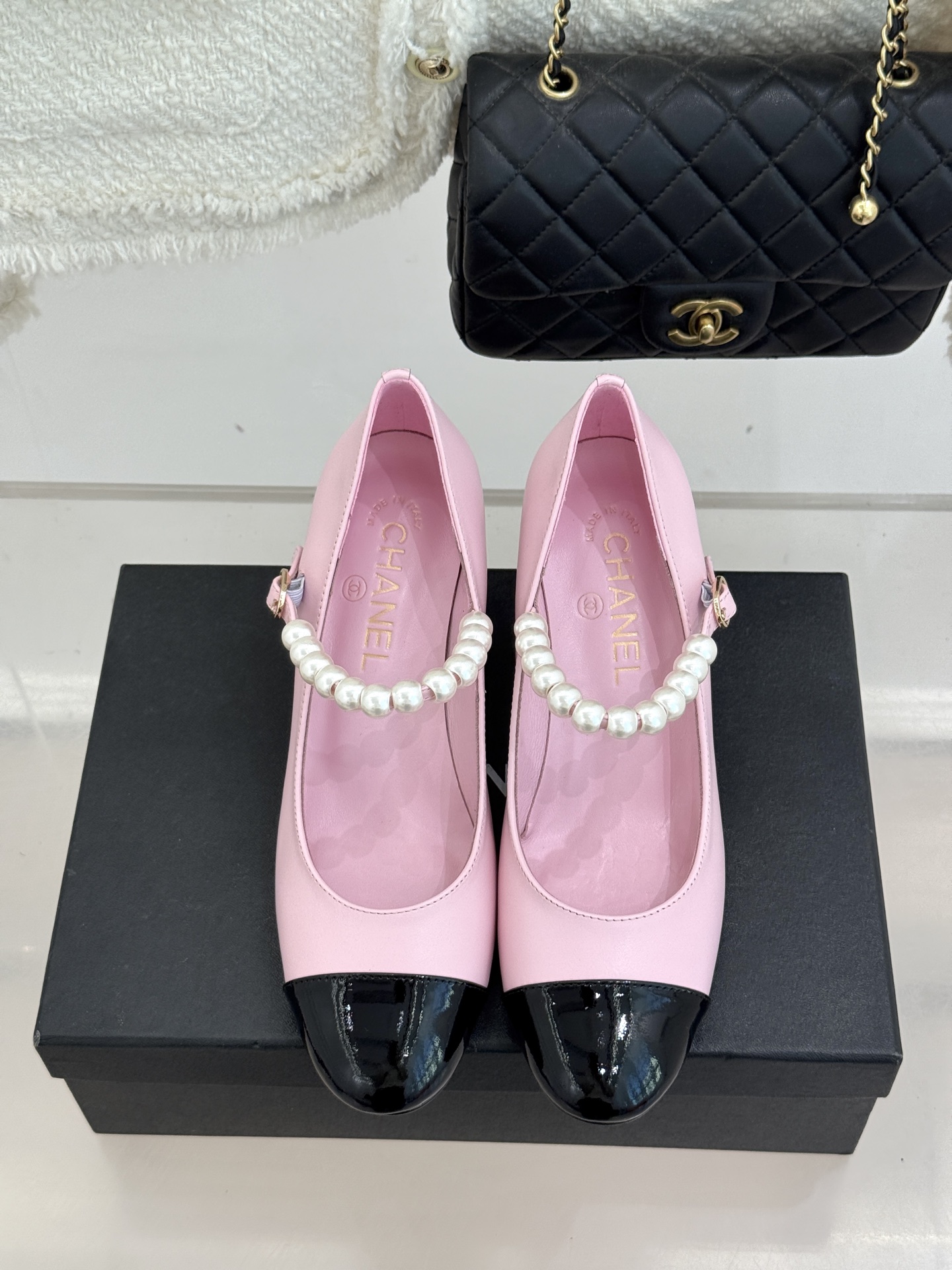 CHANE*｜小香经典双C巨型珍珠跟玛丽珍鞋在米兰时尚的T台上 亮相便艳惊四座成功晋升为潮流人士的梦中情