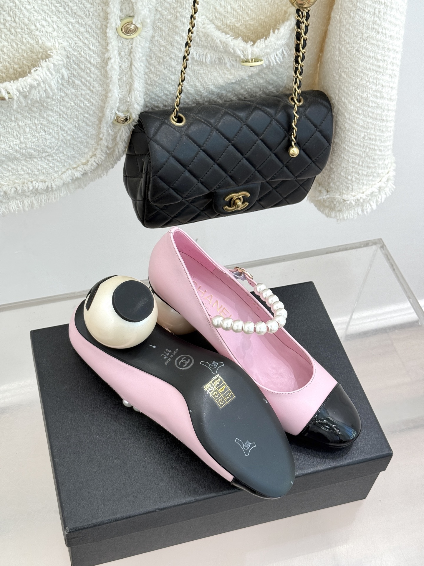 CHANE*｜小香经典双C巨型珍珠跟玛丽珍鞋在米兰时尚的T台上 亮相便艳惊四座成功晋升为潮流人士的梦中情