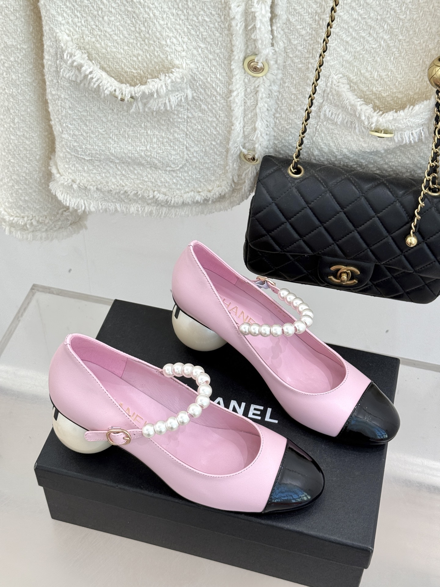 CHANE*｜小香经典双C巨型珍珠跟玛丽珍鞋在米兰时尚的T台上 亮相便艳惊四座成功晋升为潮流人士的梦中情