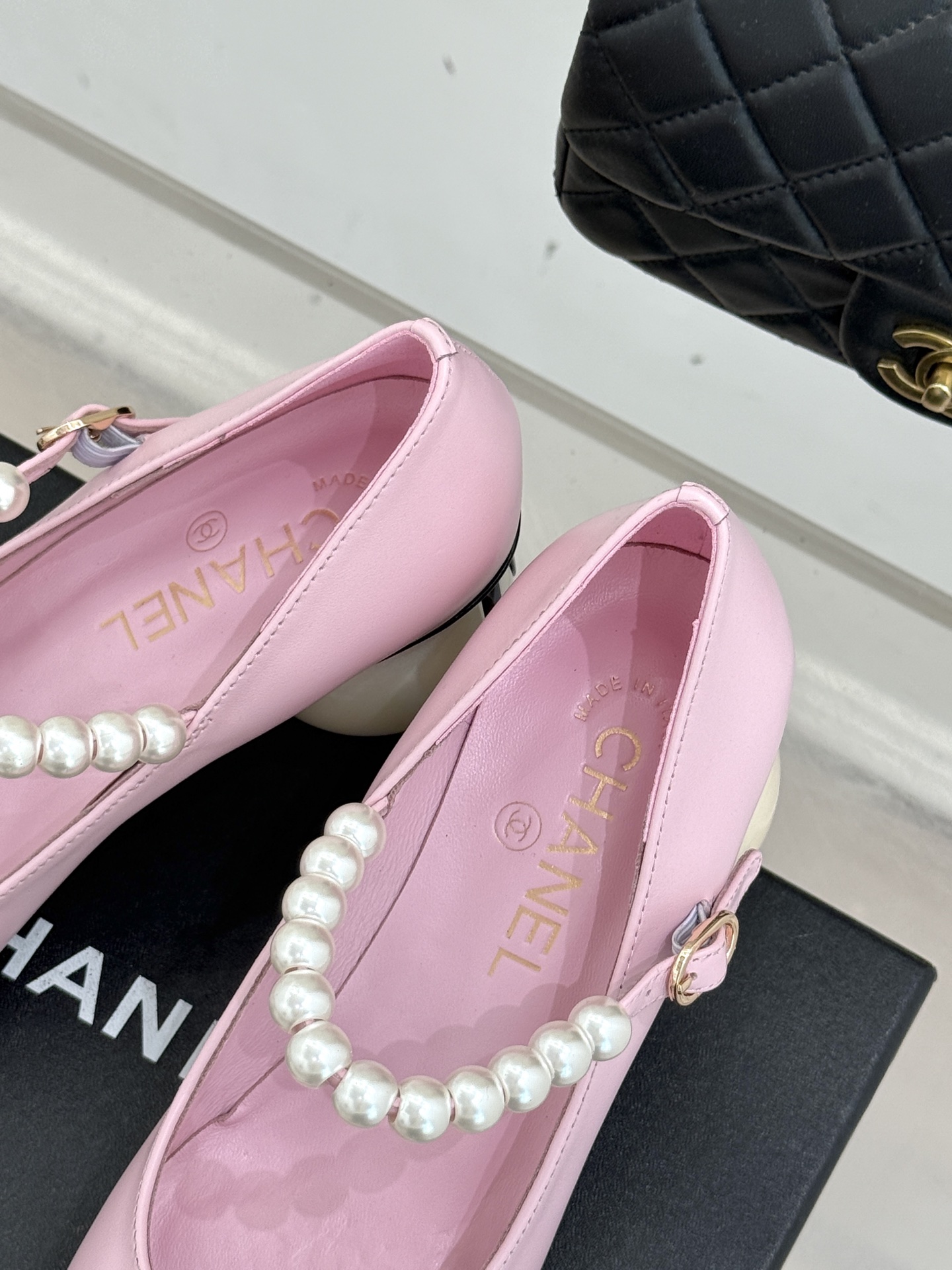 CHANE*｜小香经典双C巨型珍珠跟玛丽珍鞋在米兰时尚的T台上 亮相便艳惊四座成功晋升为潮流人士的梦中情