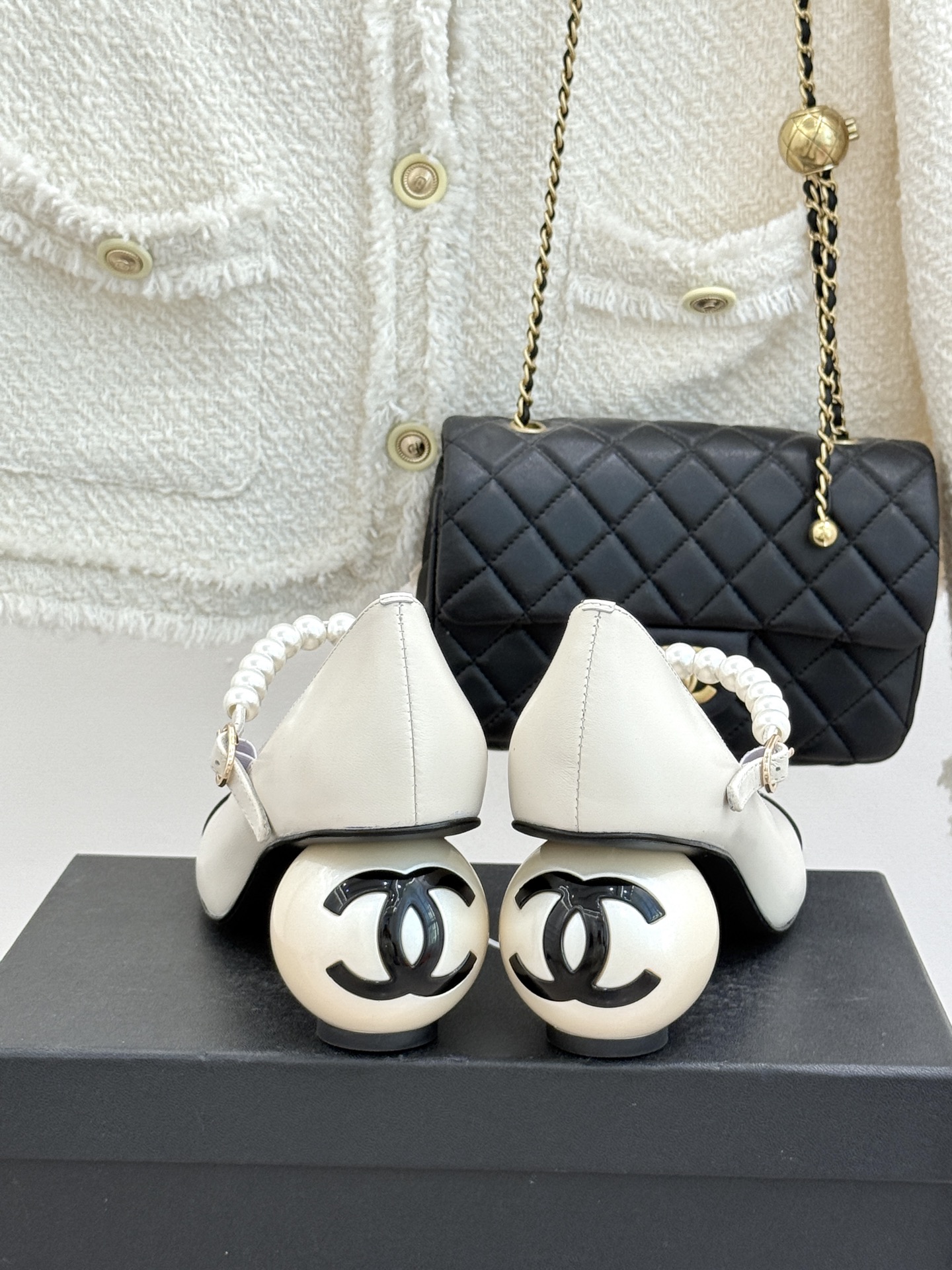 CHANE*｜小香经典双C巨型珍珠跟玛丽珍鞋在米兰时尚的T台上 亮相便艳惊四座成功晋升为潮流人士的梦中情