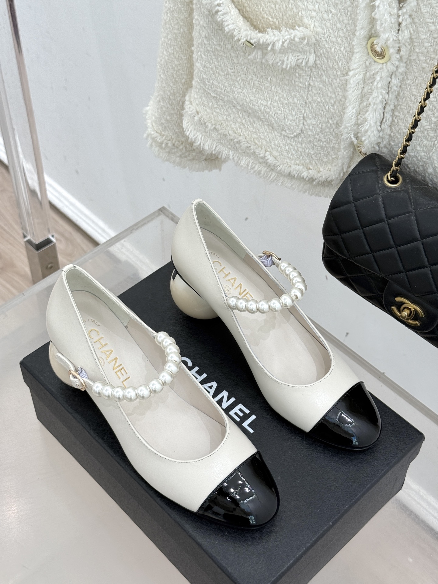 CHANE*｜小香经典双C巨型珍珠跟玛丽珍鞋在米兰时尚的T台上 亮相便艳惊四座成功晋升为潮流人士的梦中情
