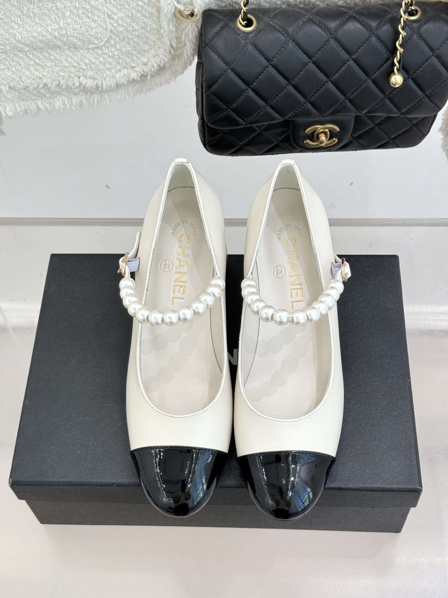 CHANE*｜小香经典双C巨型珍珠跟玛丽珍鞋在米兰时尚的T台上 亮相便艳惊四座成功晋升为潮流人士的梦中情