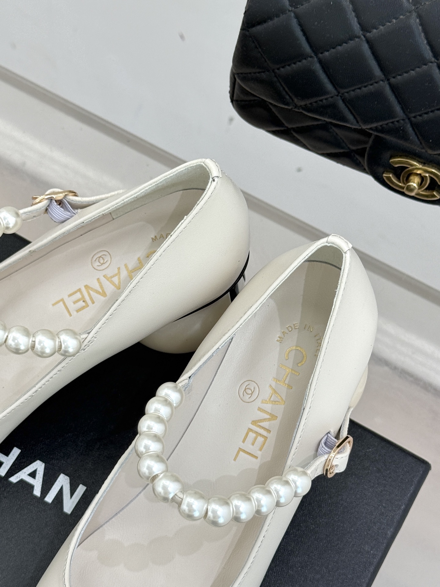 CHANE*｜小香经典双C巨型珍珠跟玛丽珍鞋在米兰时尚的T台上 亮相便艳惊四座成功晋升为潮流人士的梦中情