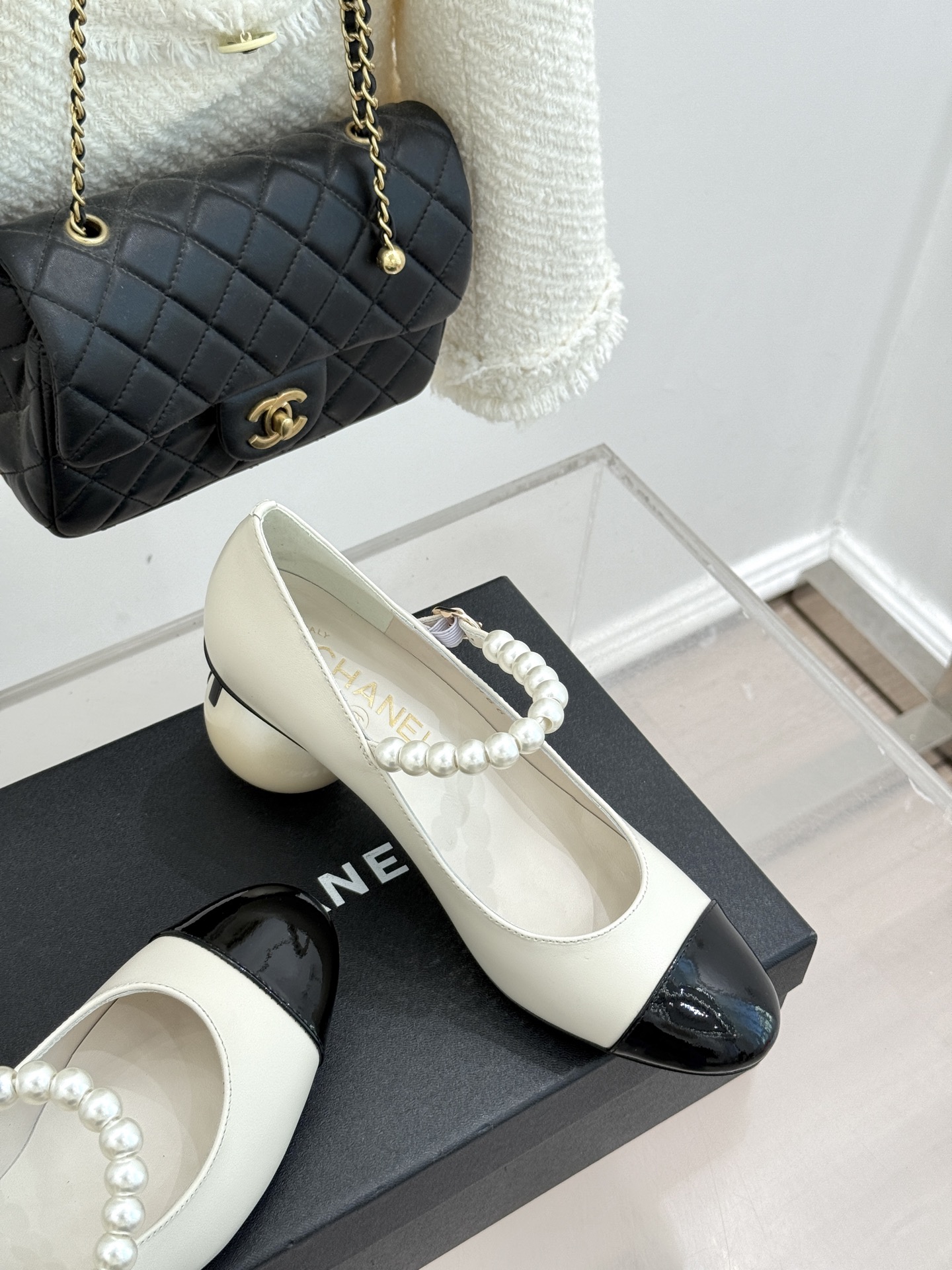 CHANE*｜小香经典双C巨型珍珠跟玛丽珍鞋在米兰时尚的T台上 亮相便艳惊四座成功晋升为潮流人士的梦中情