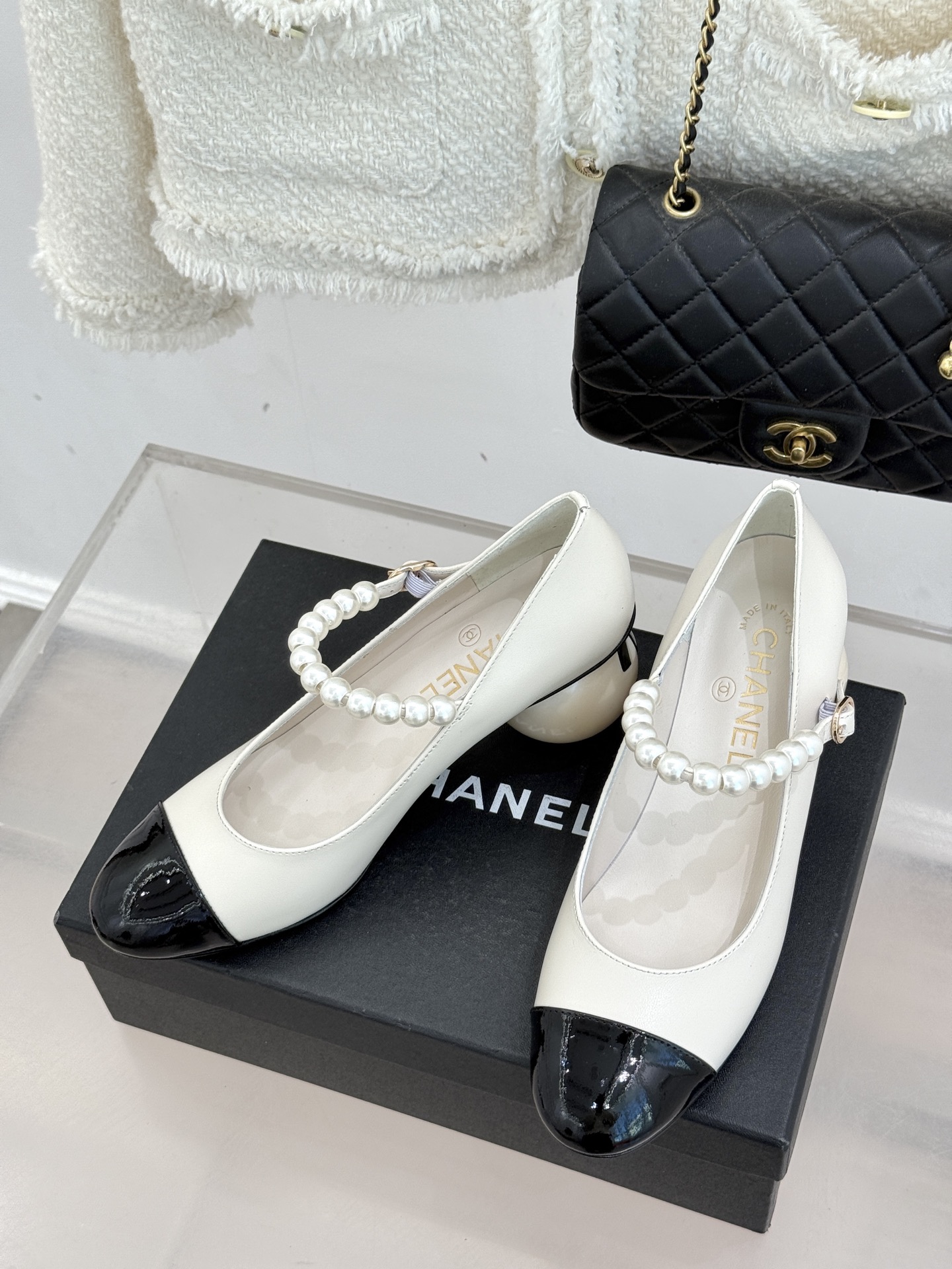 CHANE*｜小香经典双C巨型珍珠跟玛丽珍鞋在米兰时尚的T台上 亮相便艳惊四座成功晋升为潮流人士的梦中情